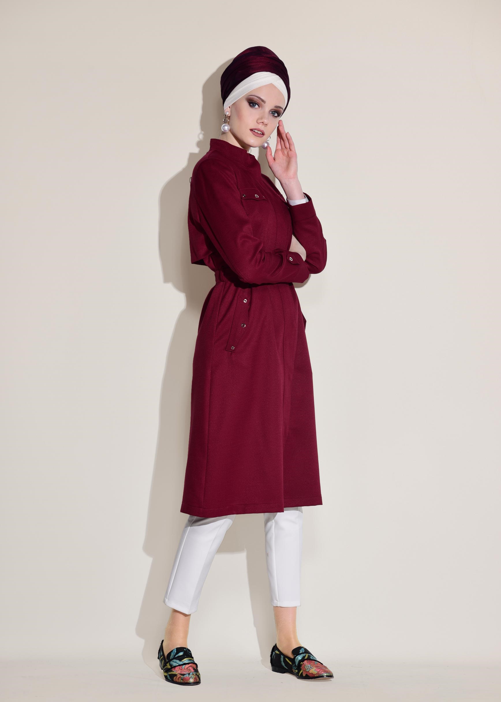 Tesettür giyim BORDO SIRTI NAKIŞLI VE KUŞGÖZÜ DETAYLI TRENÇKOT 1243