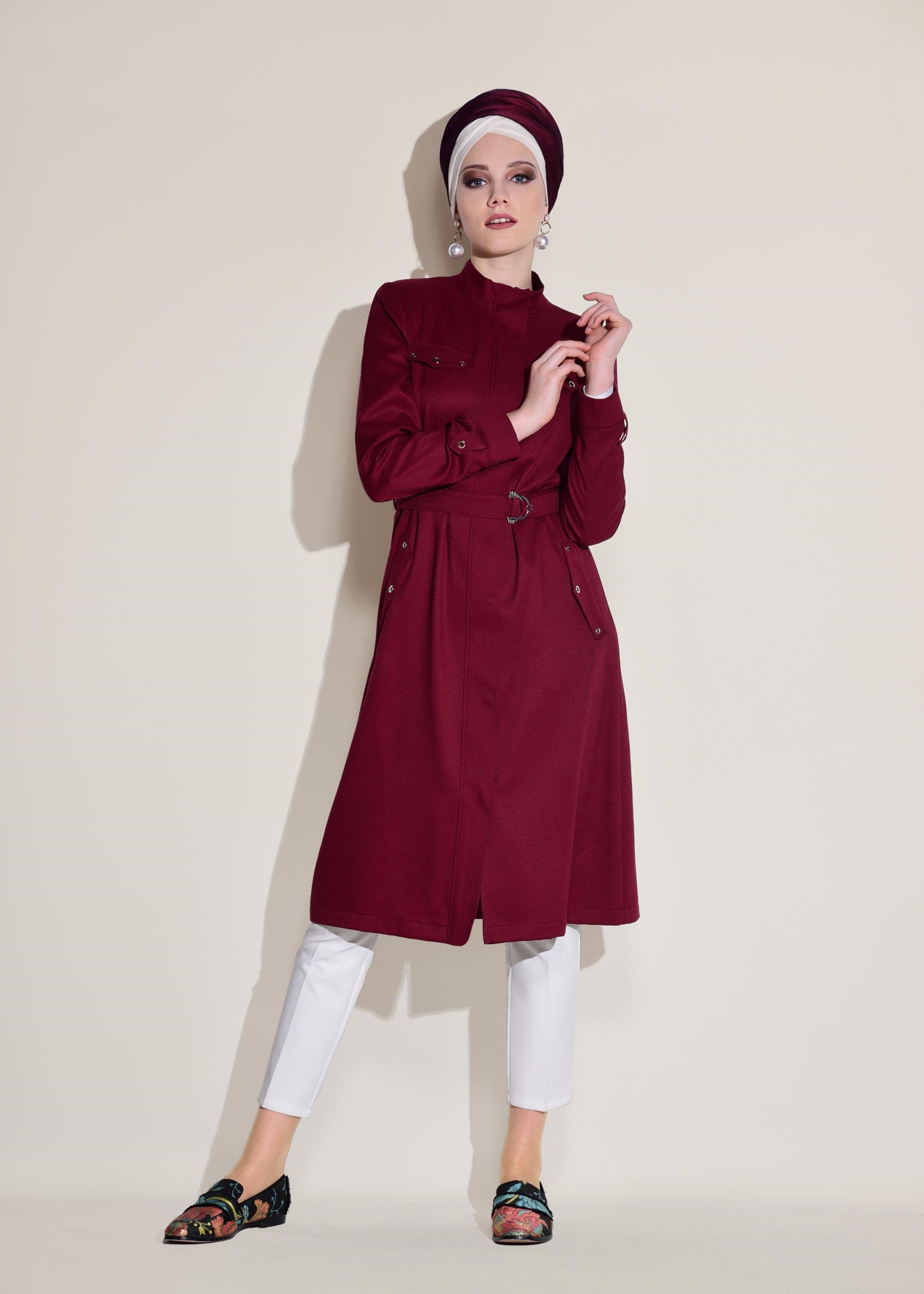 Tesettür giyim BORDO SIRTI NAKIŞLI VE KUŞGÖZÜ DETAYLI TRENÇKOT 1243