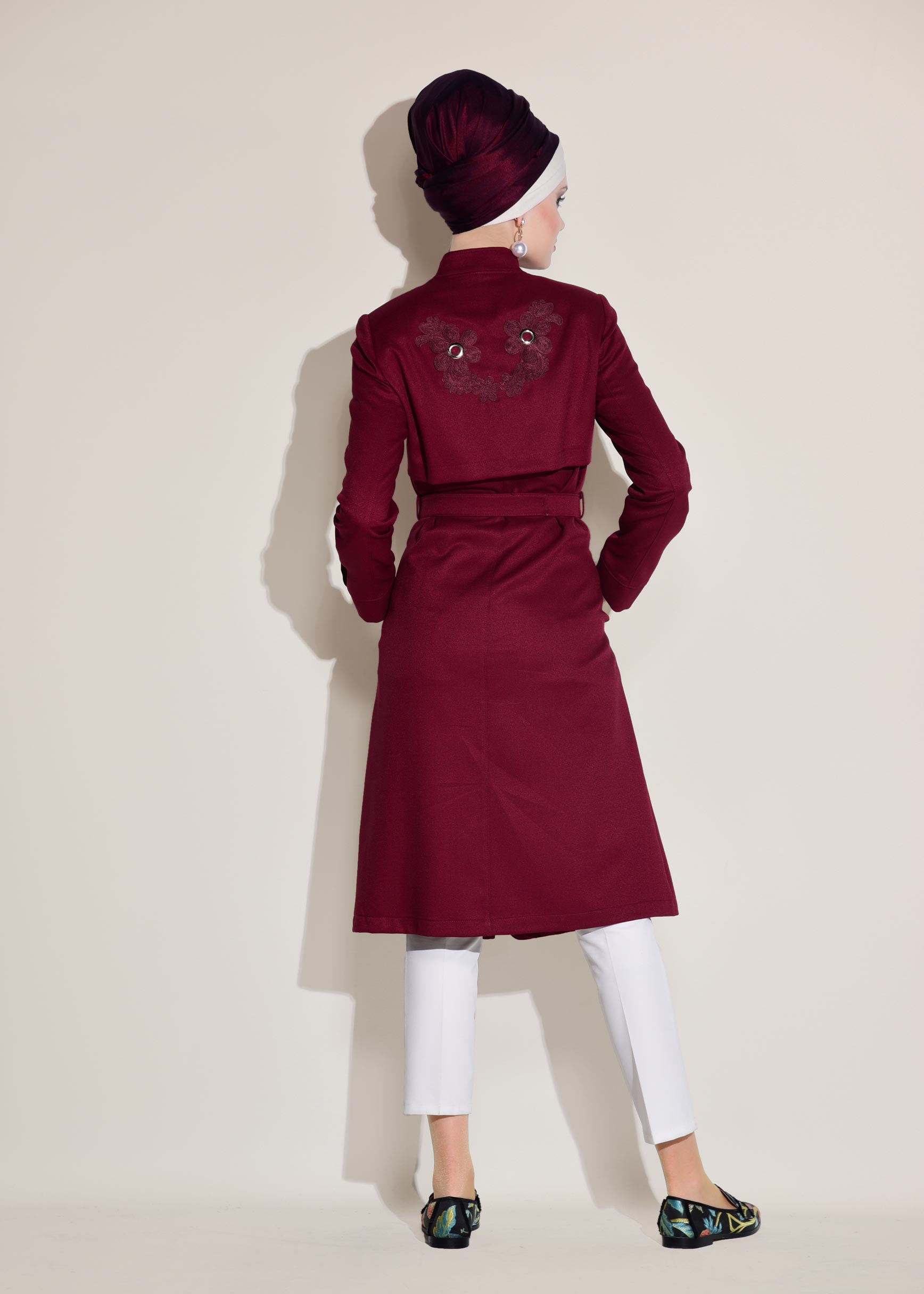 Tesettür giyim BORDO SIRTI NAKIŞLI VE KUŞGÖZÜ DETAYLI TRENÇKOT 1243