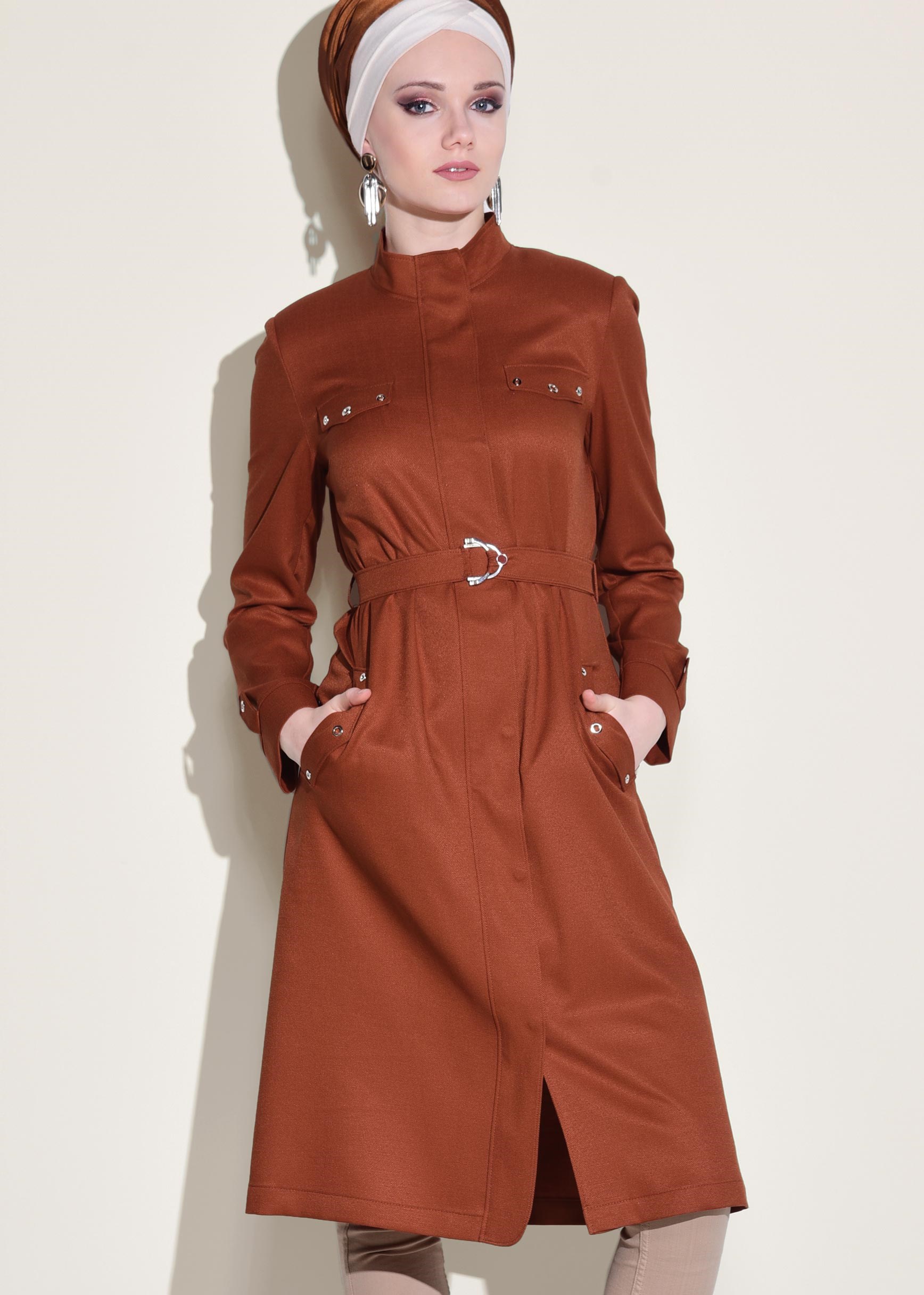 Tesettür giyim TURUNCU SIRTI NAKIŞLI VE KUŞGÖZÜ DETAYLI TRENÇKOT 1243