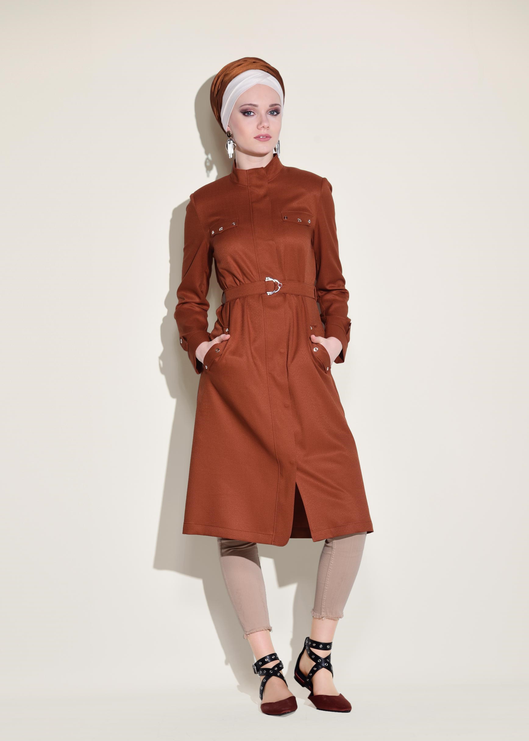 Tesettür giyim TURUNCU SIRTI NAKIŞLI VE KUŞGÖZÜ DETAYLI TRENÇKOT 1243