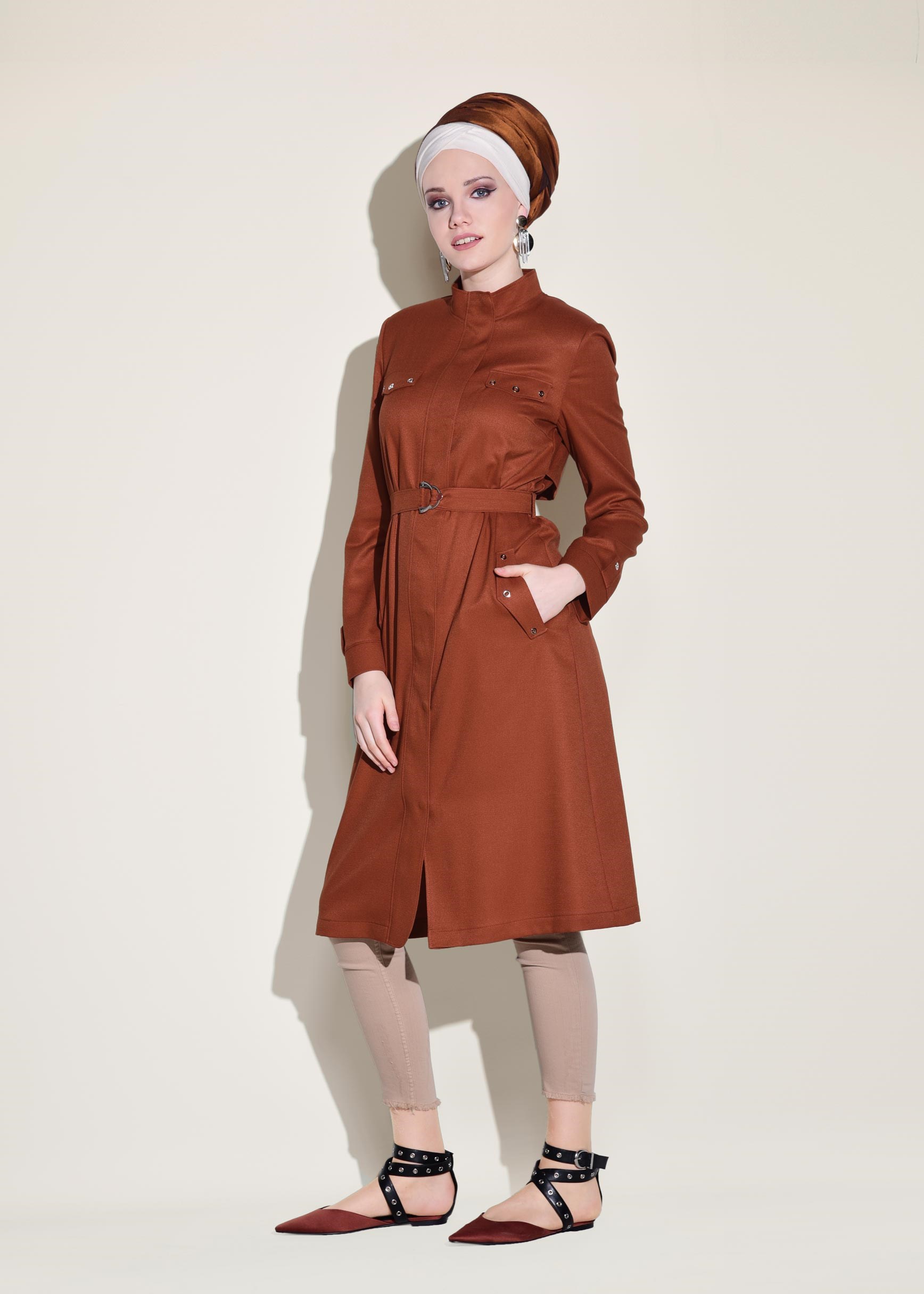 Tesettür giyim TURUNCU SIRTI NAKIŞLI VE KUŞGÖZÜ DETAYLI TRENÇKOT 1243