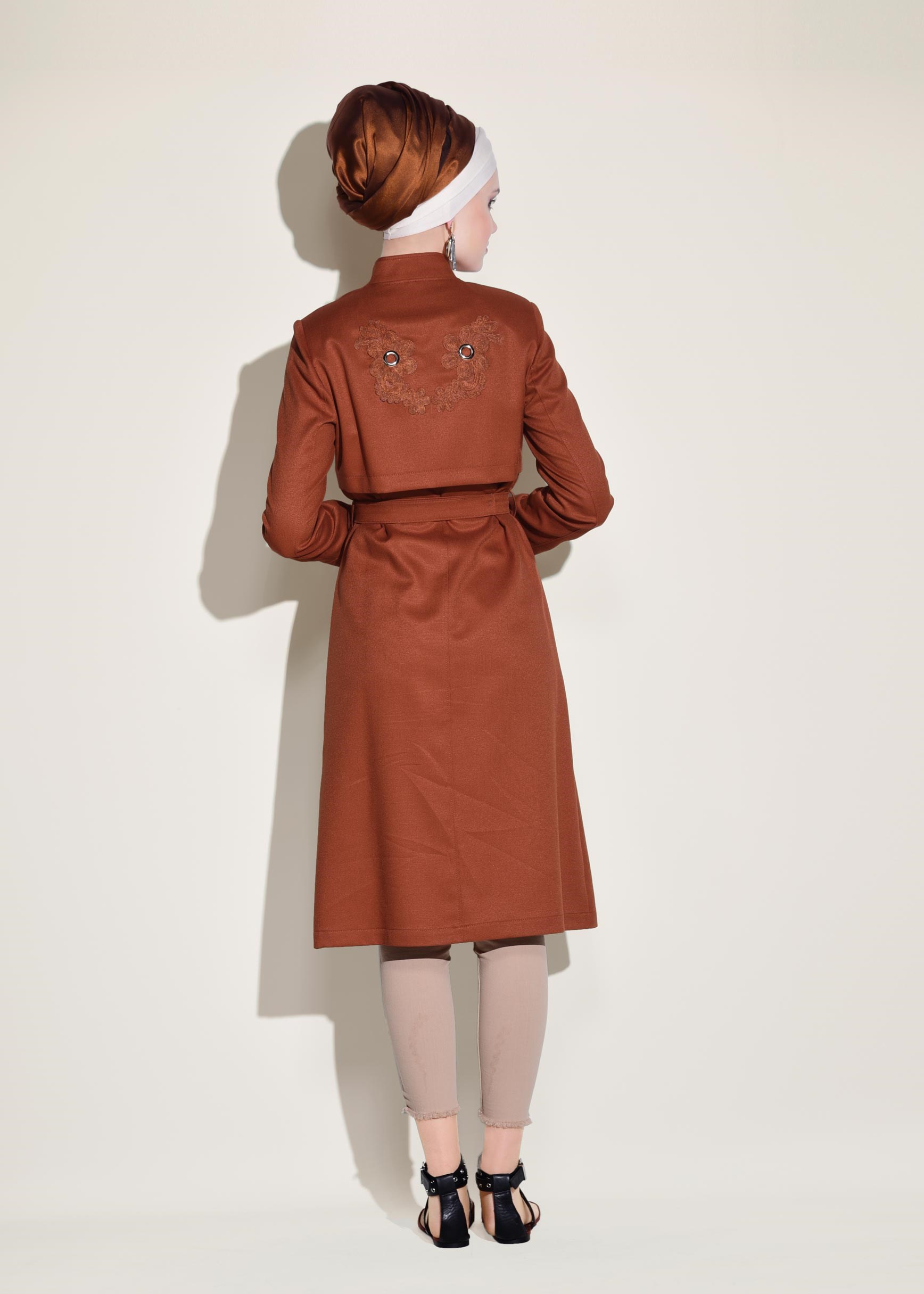 Tesettür giyim TURUNCU SIRTI NAKIŞLI VE KUŞGÖZÜ DETAYLI TRENÇKOT 1243