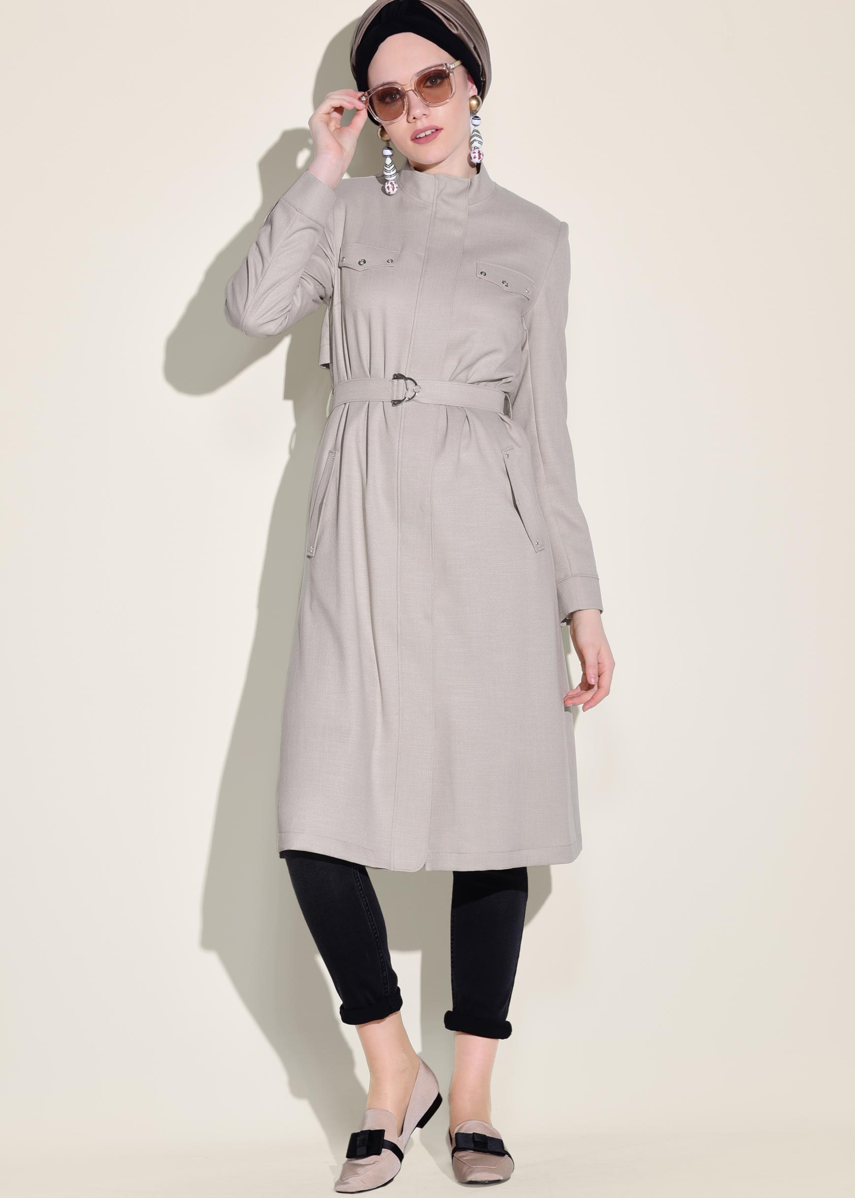 Tesettür giyim BEJ SIRTI NAKIŞLI VE KUŞGÖZÜ DETAYLI TRENÇKOT 1243