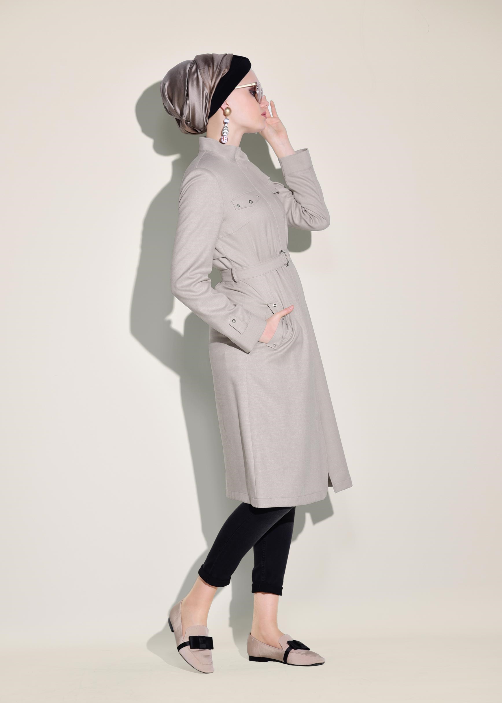 Tesettür giyim BEJ SIRTI NAKIŞLI VE KUŞGÖZÜ DETAYLI TRENÇKOT 1243