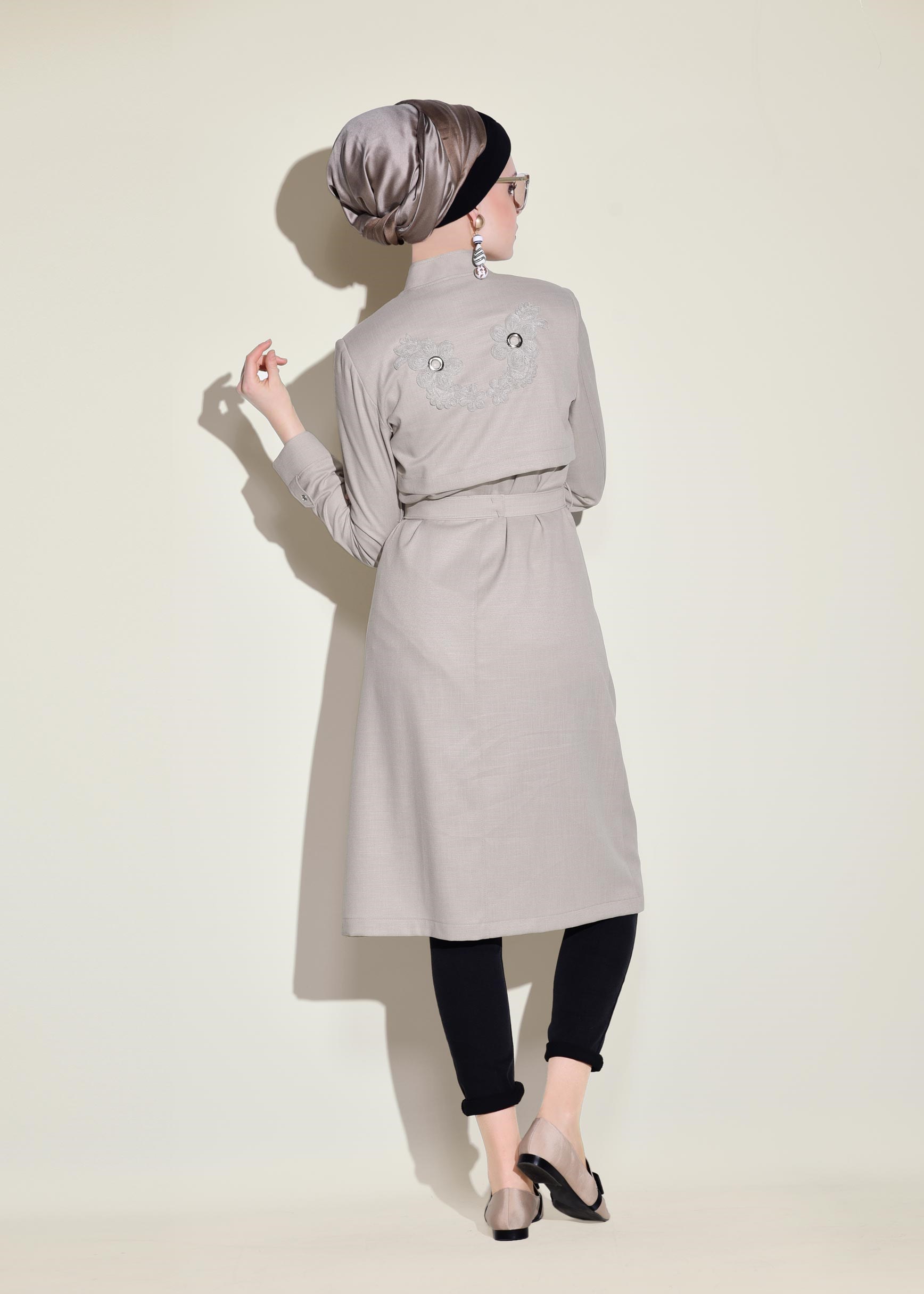 Tesettür giyim BEJ SIRTI NAKIŞLI VE KUŞGÖZÜ DETAYLI TRENÇKOT 1243