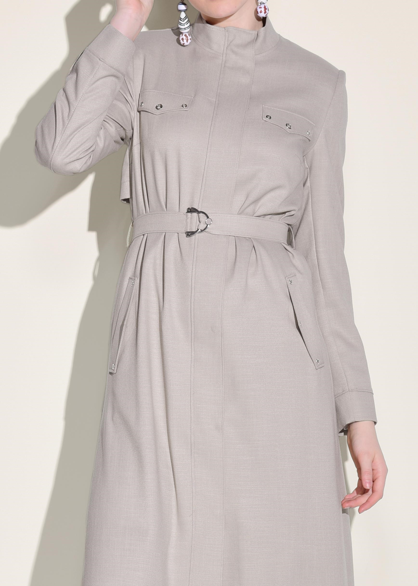 Tesettür giyim BEJ SIRTI NAKIŞLI VE KUŞGÖZÜ DETAYLI TRENÇKOT 1243