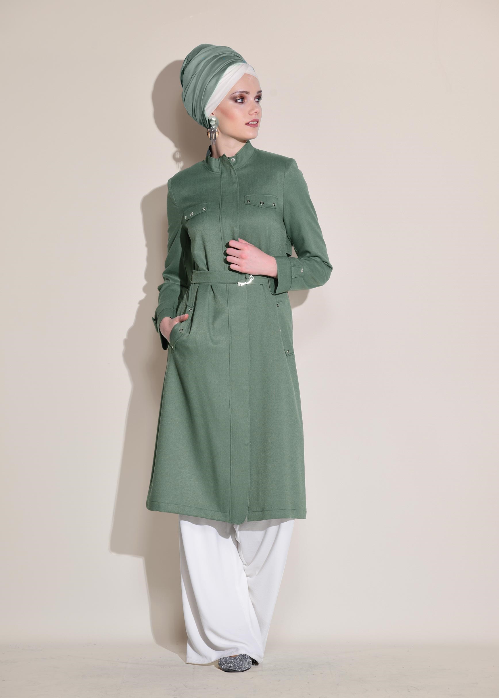 Tesettür giyim YEŞİL SIRTI NAKIŞLI VE KUŞGÖZÜ DETAYLI TRENÇKOT 1243