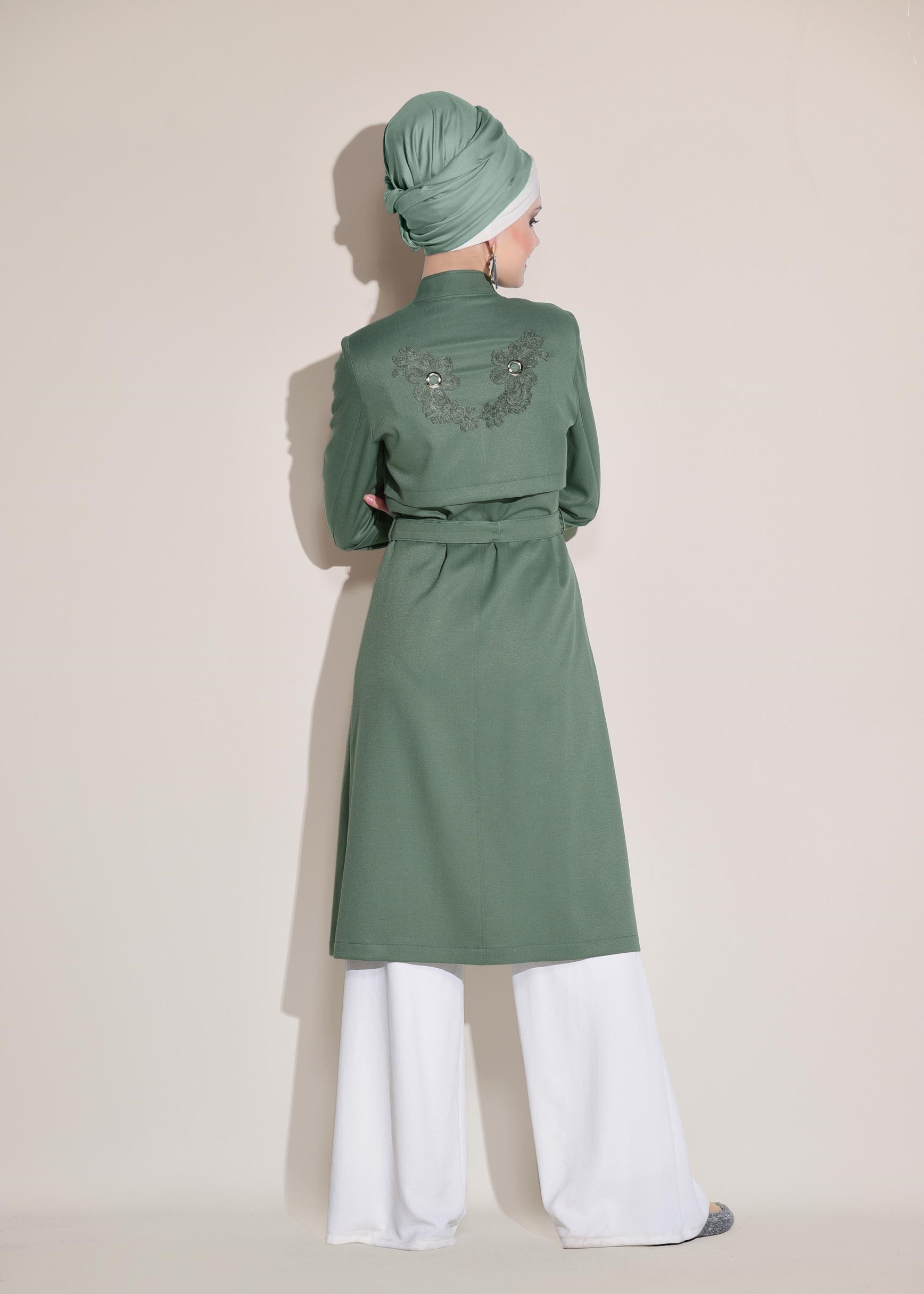Tesettür giyim YEŞİL SIRTI NAKIŞLI VE KUŞGÖZÜ DETAYLI TRENÇKOT 1243