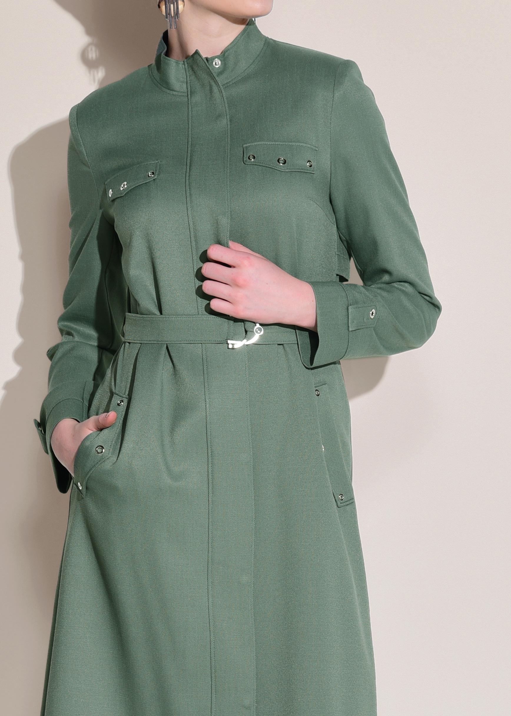 Tesettür giyim YEŞİL SIRTI NAKIŞLI VE KUŞGÖZÜ DETAYLI TRENÇKOT 1243