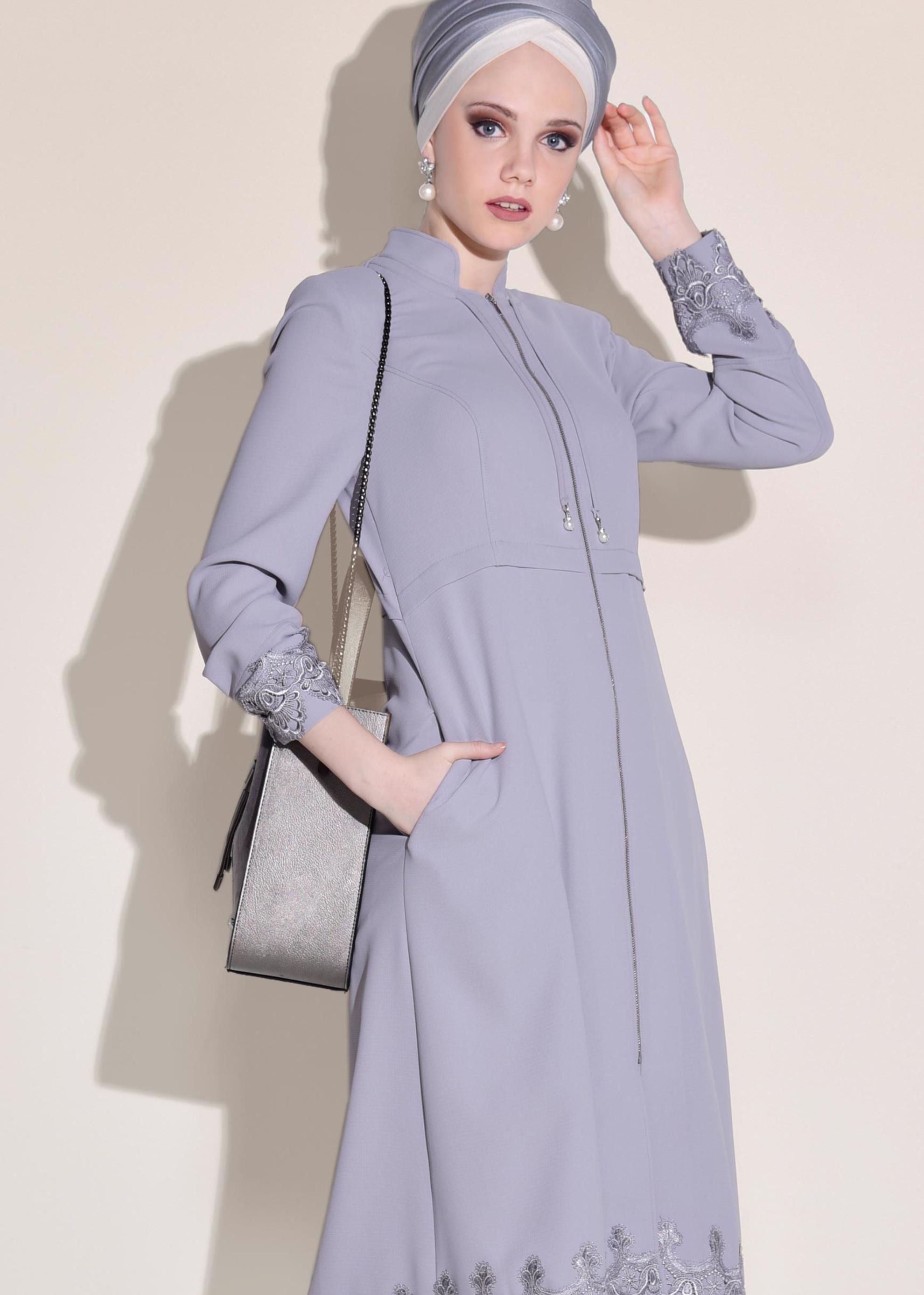 Tesettür giyim GRİ KOLU VE ETEK UCU GÜPÜRLÜ TRENÇKOT 1251 