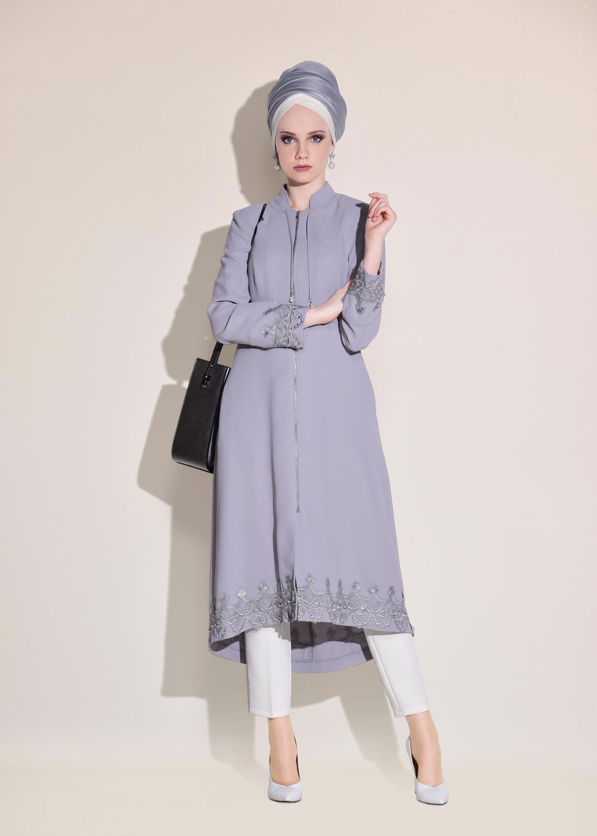 Tesettür giyim GRİ KOLU VE ETEK UCU GÜPÜRLÜ TRENÇKOT 1251 