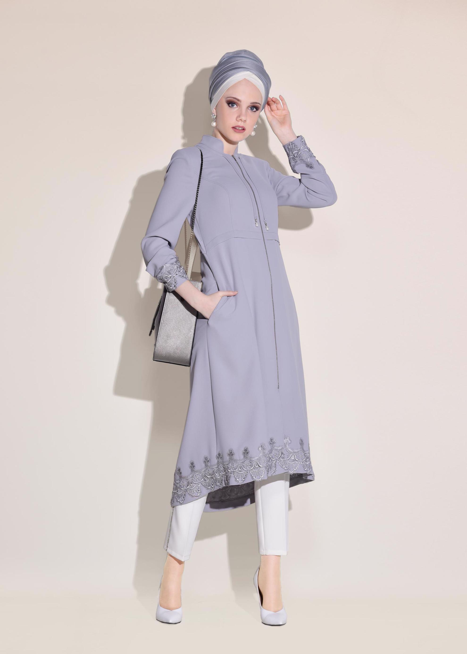 Tesettür giyim GRİ KOLU VE ETEK UCU GÜPÜRLÜ TRENÇKOT 1251 