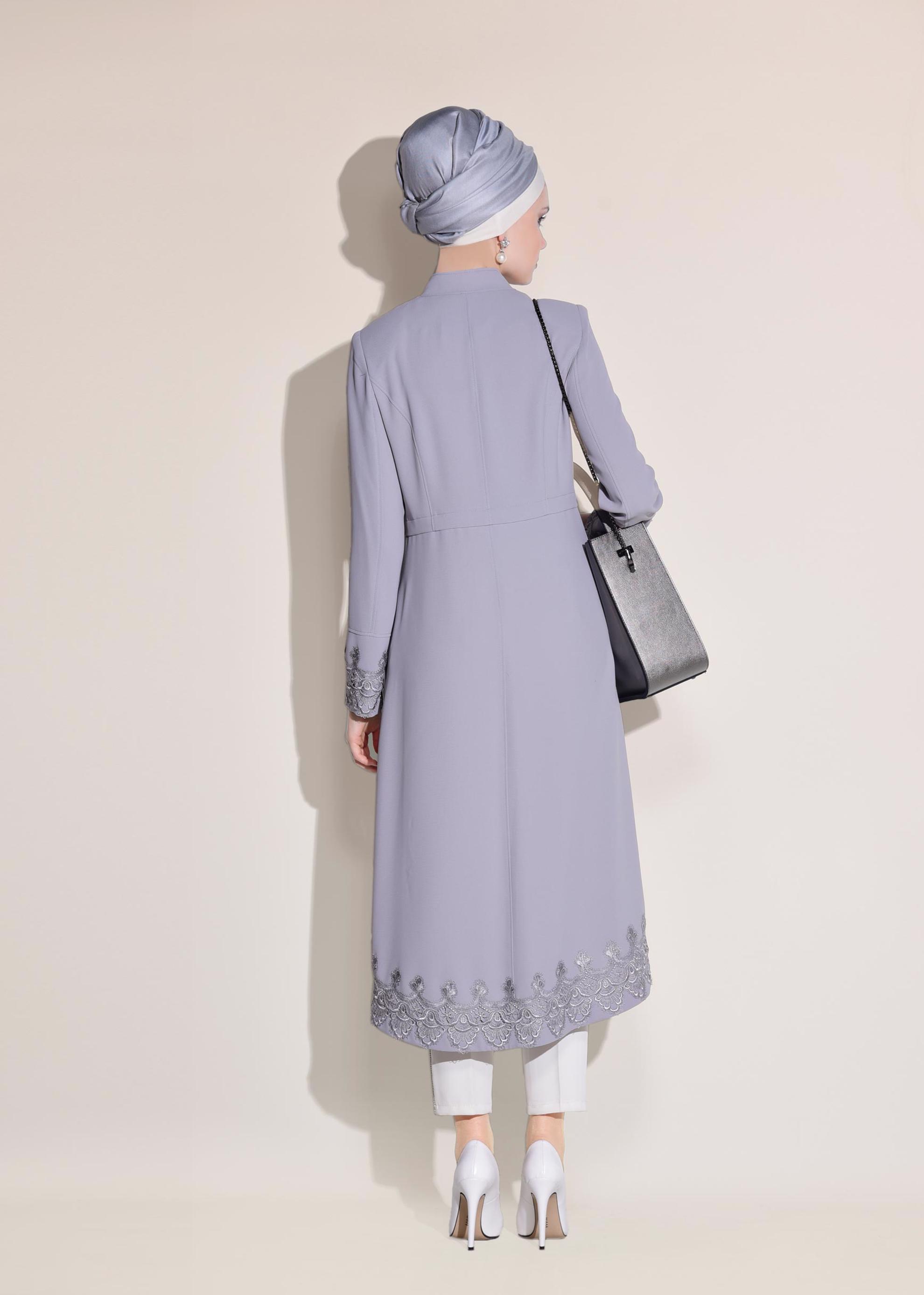 Tesettür giyim GRİ KOLU VE ETEK UCU GÜPÜRLÜ TRENÇKOT 1251 