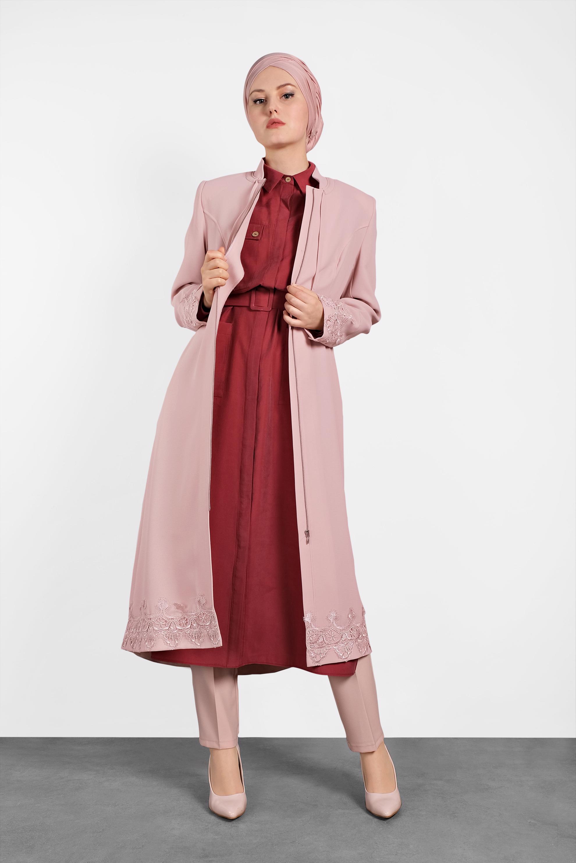 Tesettür giyim PUDRA KOLU VE ETEK UCU GÜPÜRLÜ TRENÇKOT 1251 