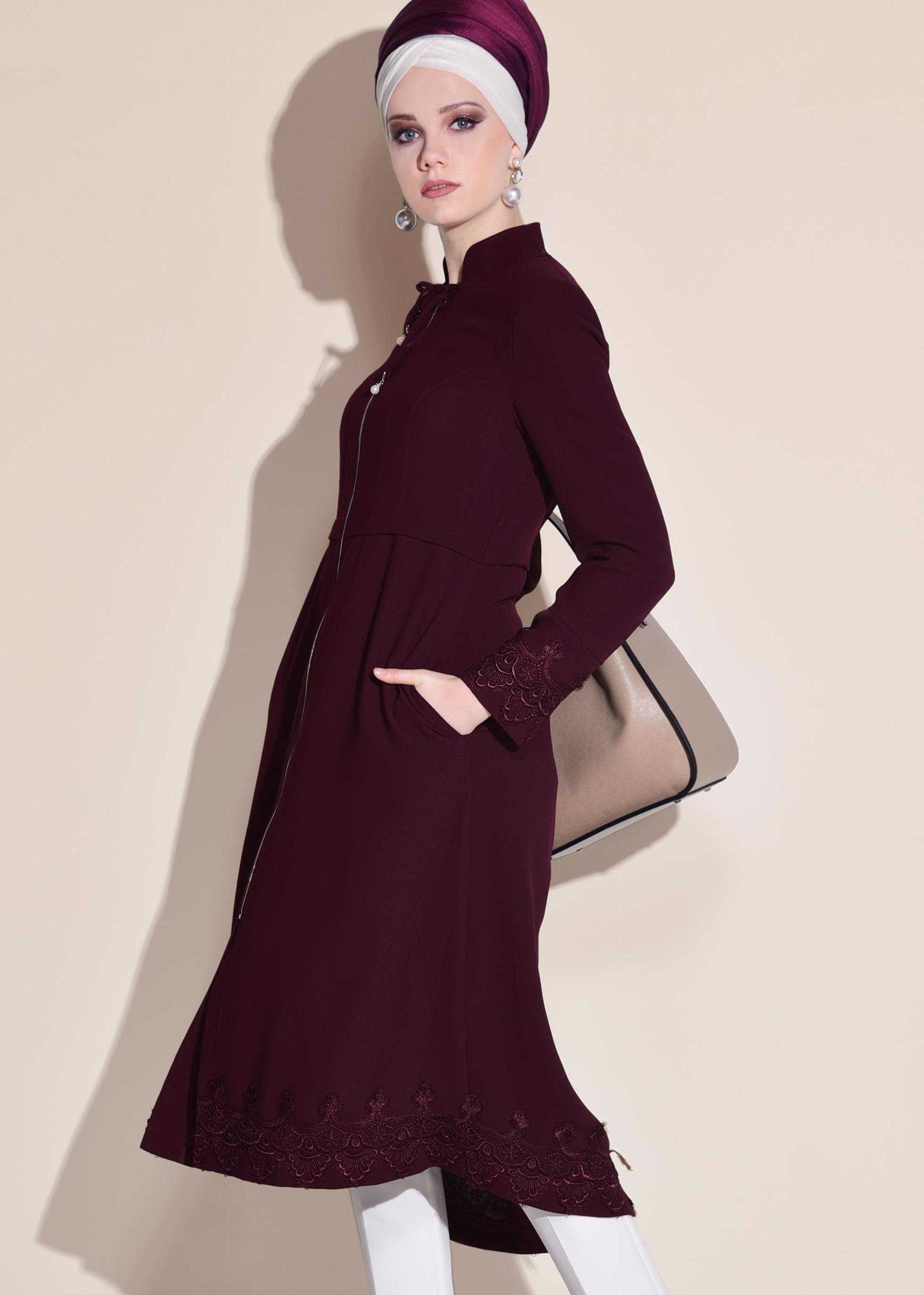Tesettür giyim BORDO KOLU VE ETEK UCU GÜPÜRLÜ TRENÇKOT 1251 