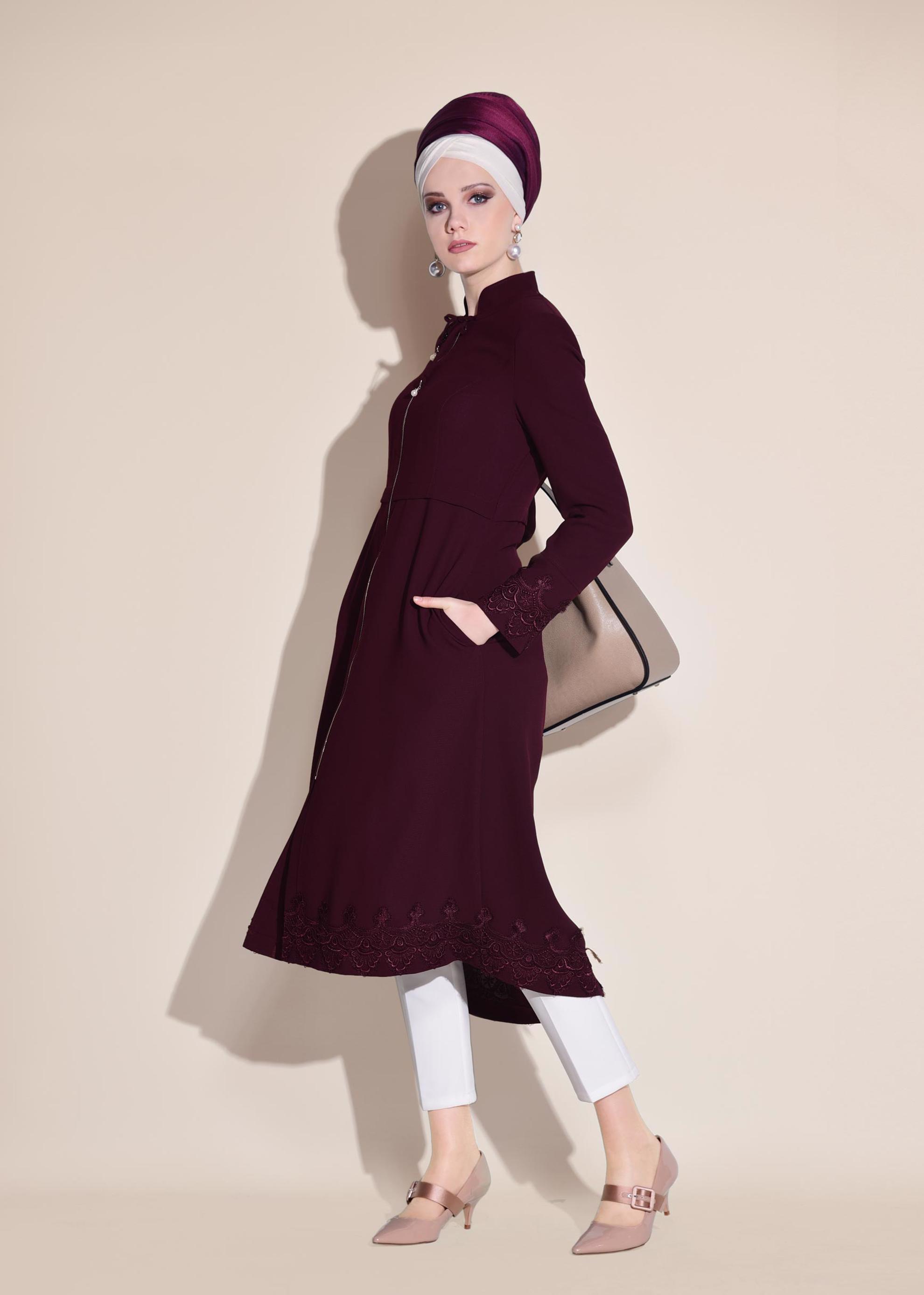 Tesettür giyim BORDO KOLU VE ETEK UCU GÜPÜRLÜ TRENÇKOT 1251 