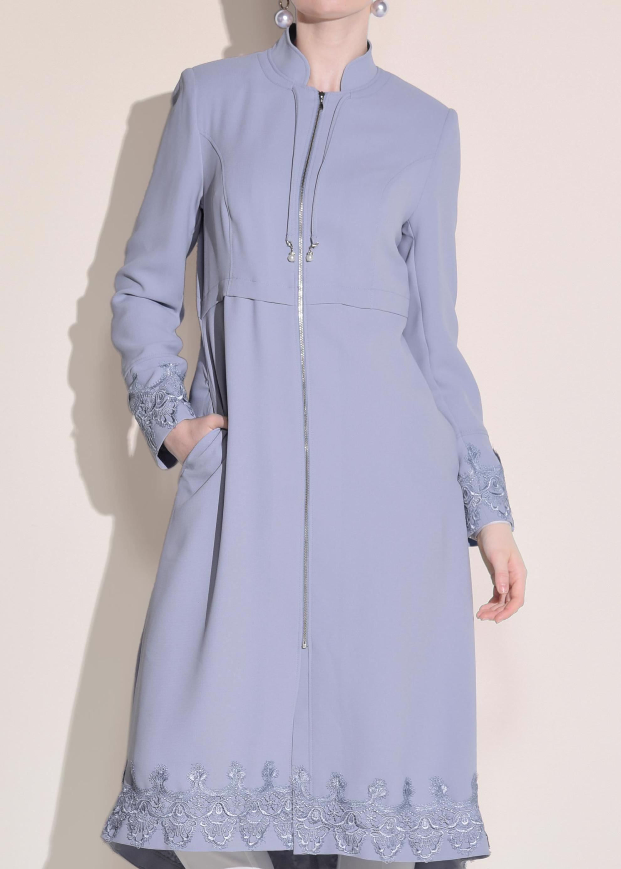 Tesettür giyim MAVİ KOLU VE ETEK UCU GÜPÜRLÜ TRENÇKOT 1251 