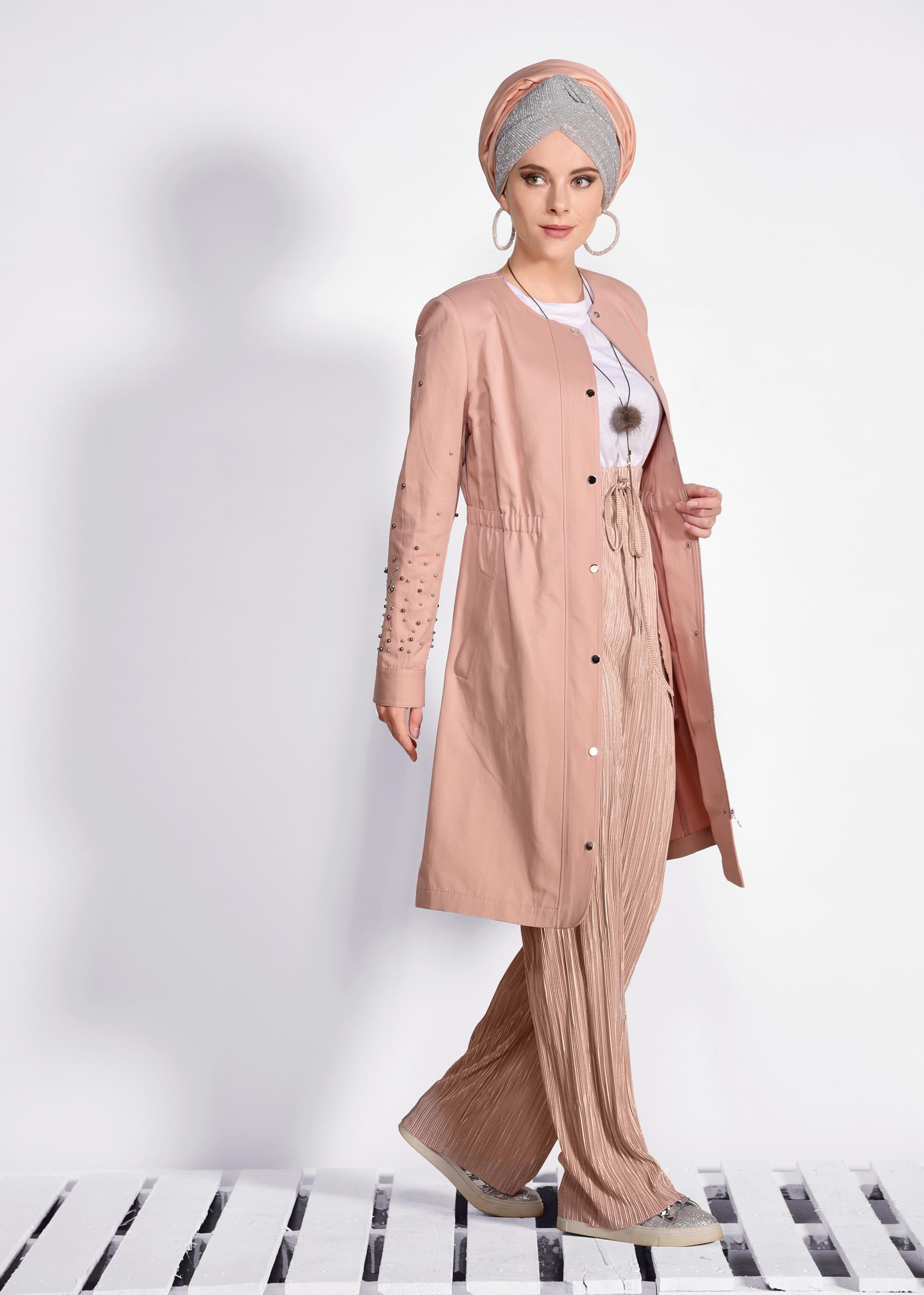 Tesettür giyim PUDRA İNCİLİ BELİ BÜZGÜLÜ TRENÇKOT 1265