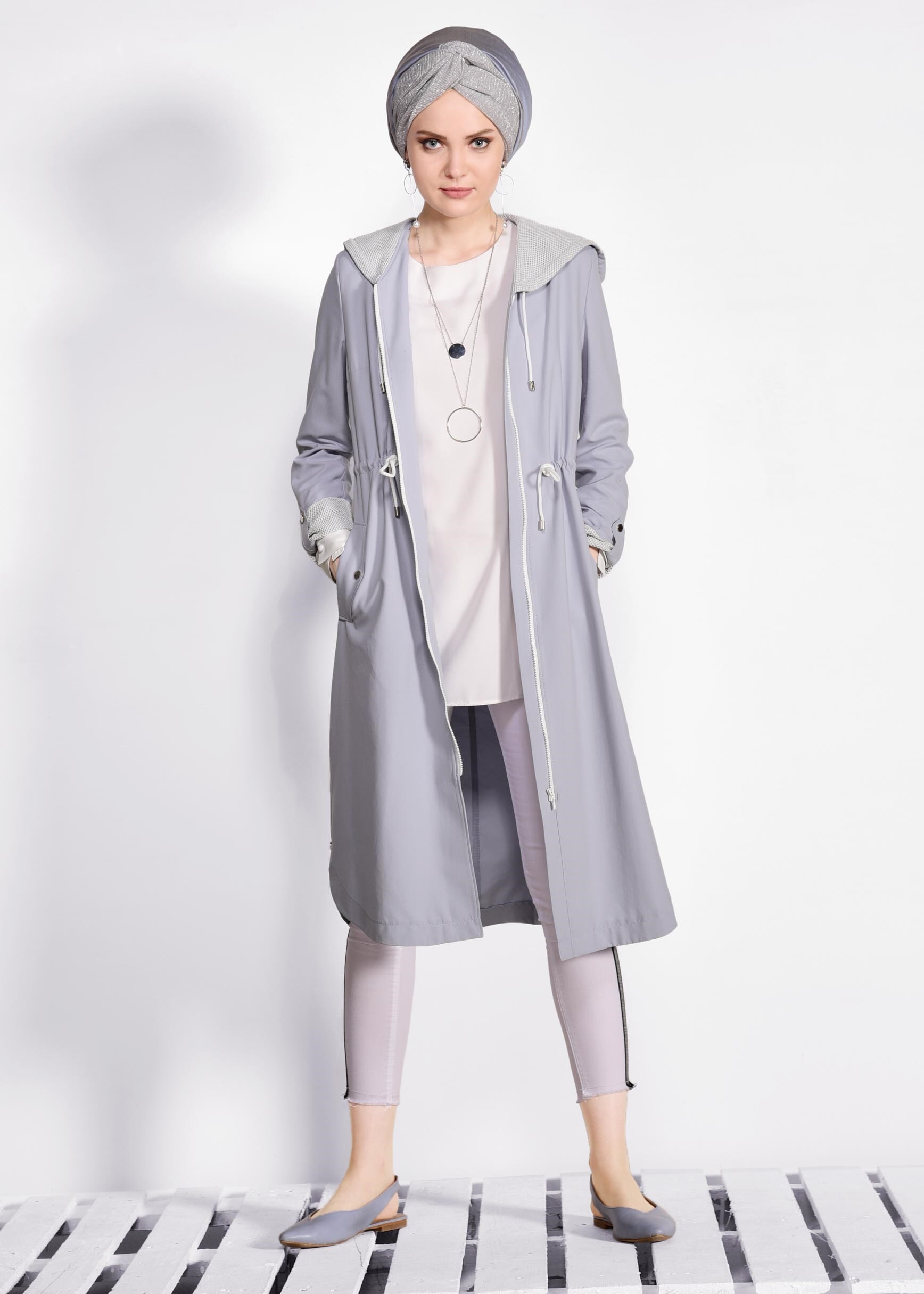 Tesettür giyim GRİ BELİ BÜZGÜLÜ KAPÜŞONLU TRENÇKOT 1274