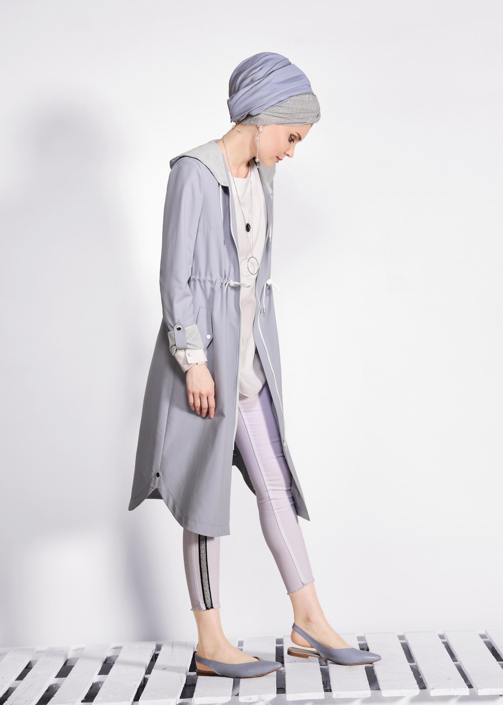 Tesettür giyim GRİ BELİ BÜZGÜLÜ KAPÜŞONLU TRENÇKOT 1274