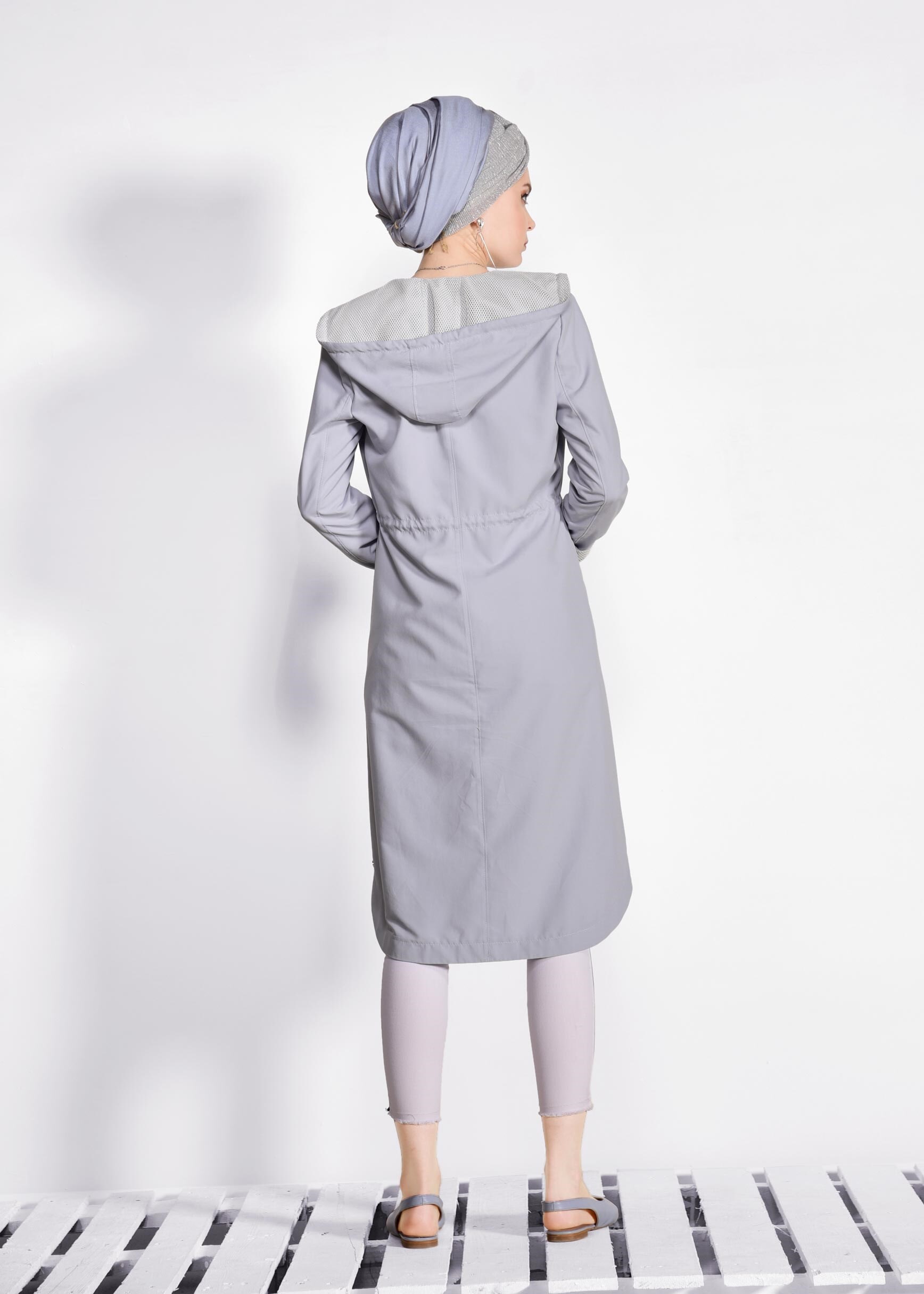 Tesettür giyim GRİ BELİ BÜZGÜLÜ KAPÜŞONLU TRENÇKOT 1274