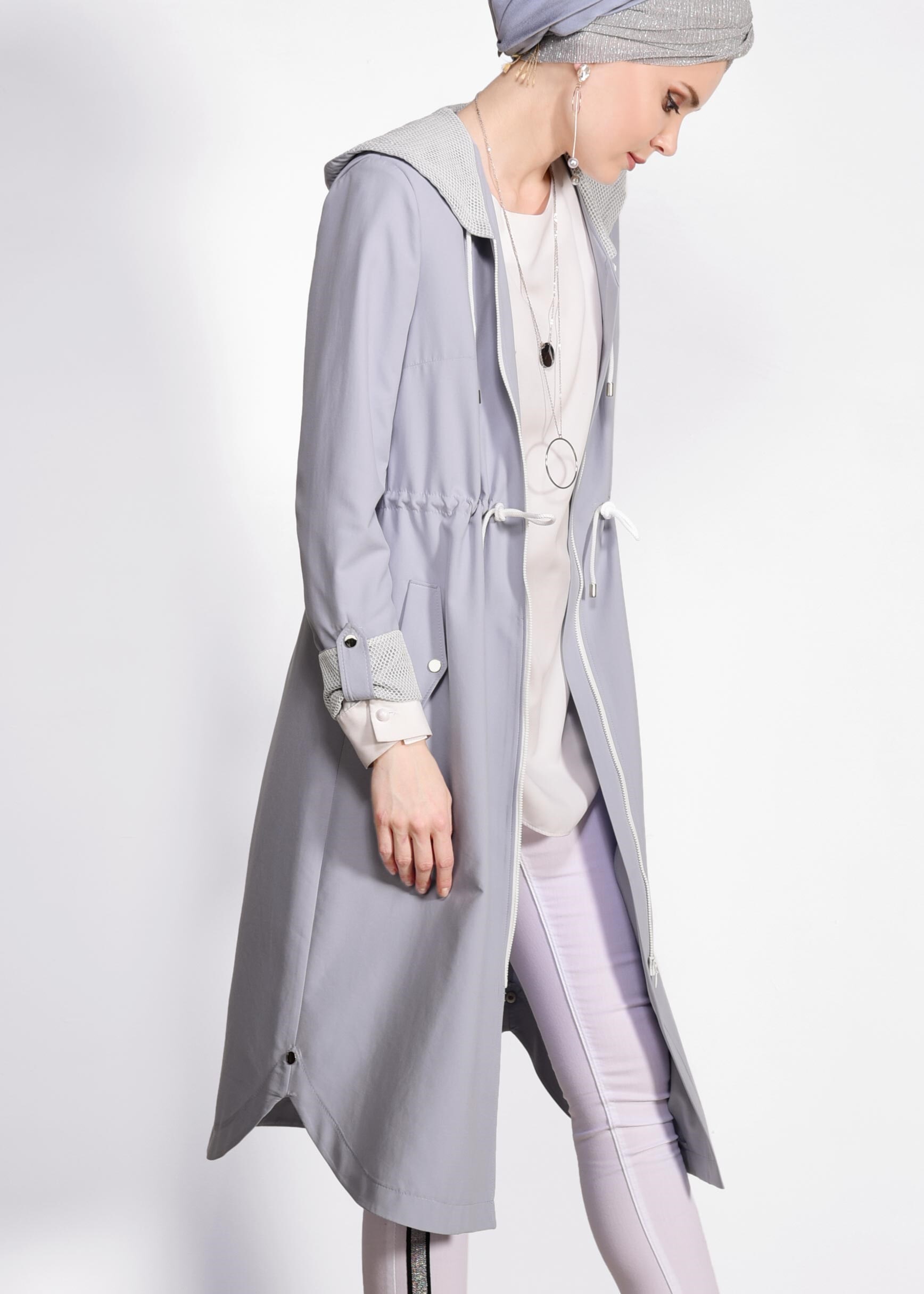 Tesettür giyim GRİ BELİ BÜZGÜLÜ KAPÜŞONLU TRENÇKOT 1274