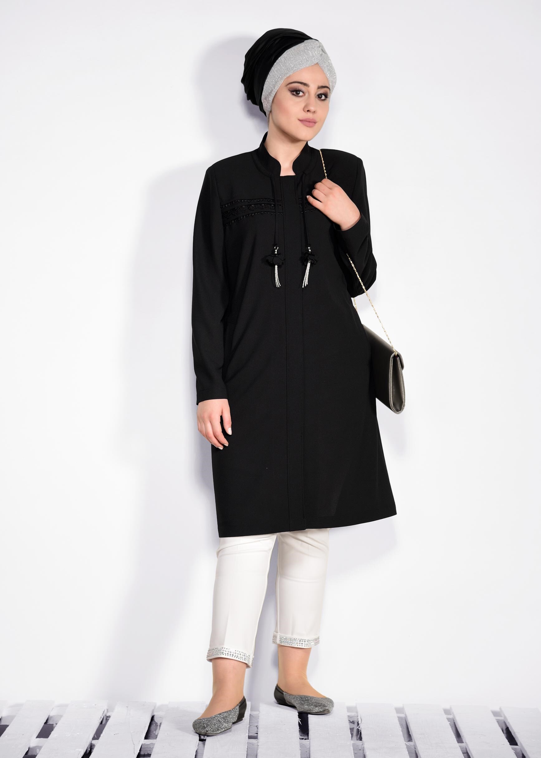 Tesettür giyim SİYAH ÖNÜ NAKIŞ İŞLEMELİ HAKİM YAKA TRENÇKOT 1289