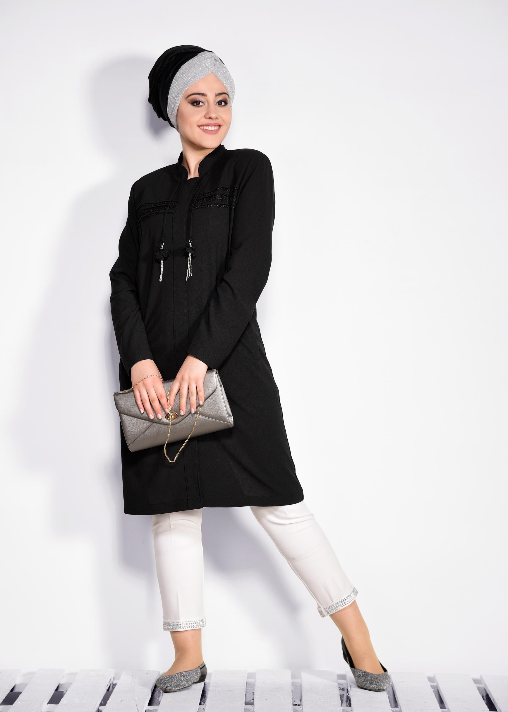 Tesettür giyim SİYAH ÖNÜ NAKIŞ İŞLEMELİ HAKİM YAKA TRENÇKOT 1289