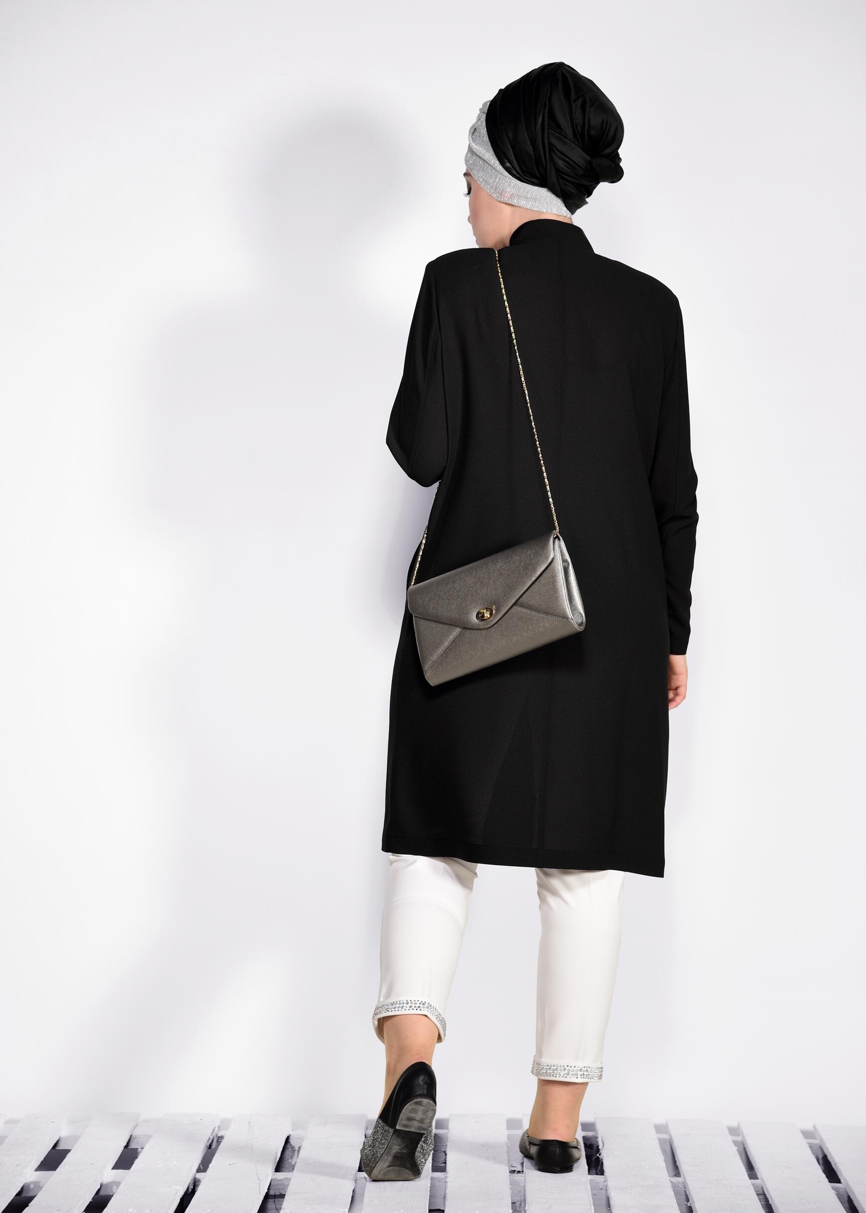 Tesettür giyim SİYAH ÖNÜ NAKIŞ İŞLEMELİ HAKİM YAKA TRENÇKOT 1289