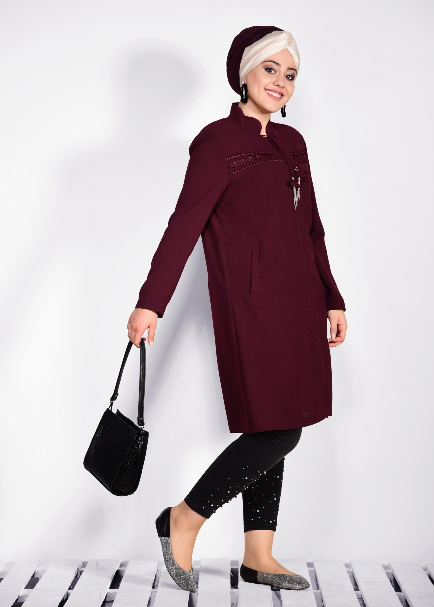 Tesettür giyim BORDO ÖNÜ NAKIŞ İŞLEMELİ HAKİM YAKA TRENÇKOT 1289