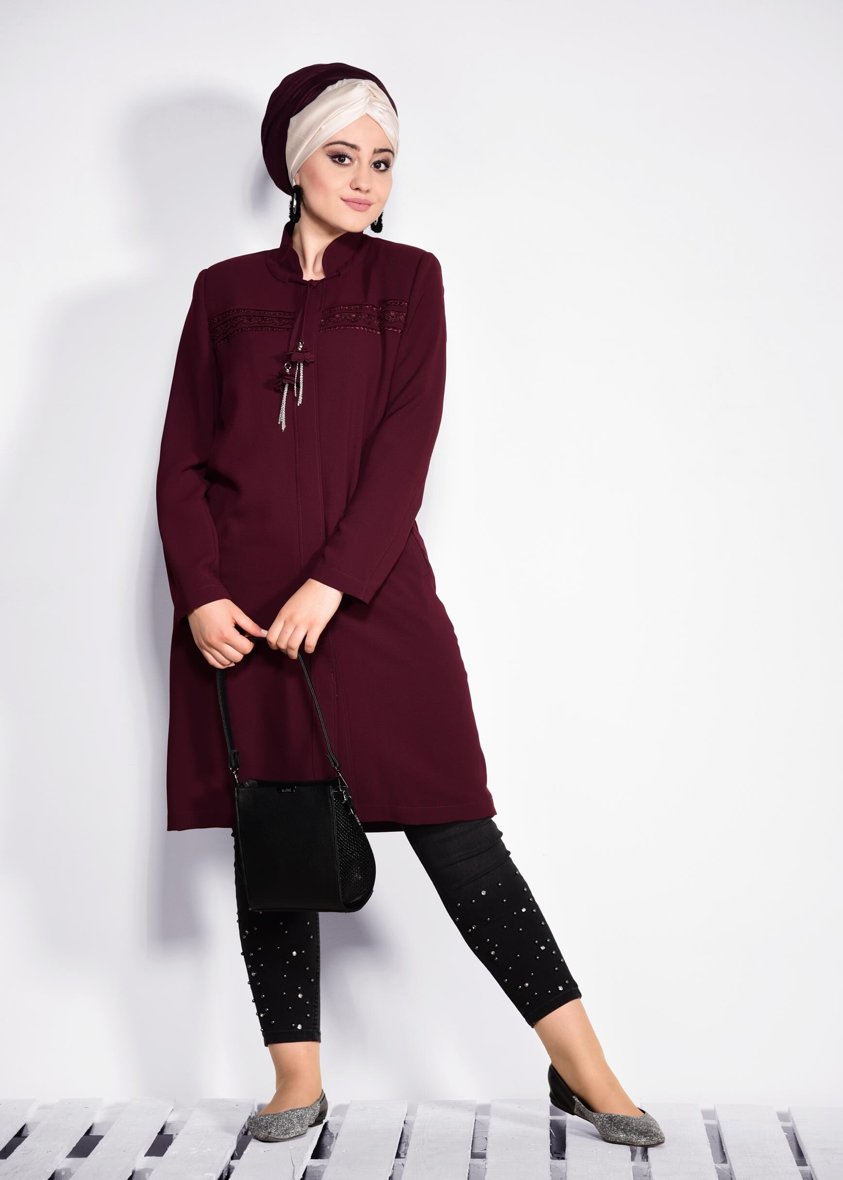Tesettür giyim BORDO ÖNÜ NAKIŞ İŞLEMELİ HAKİM YAKA TRENÇKOT 1289