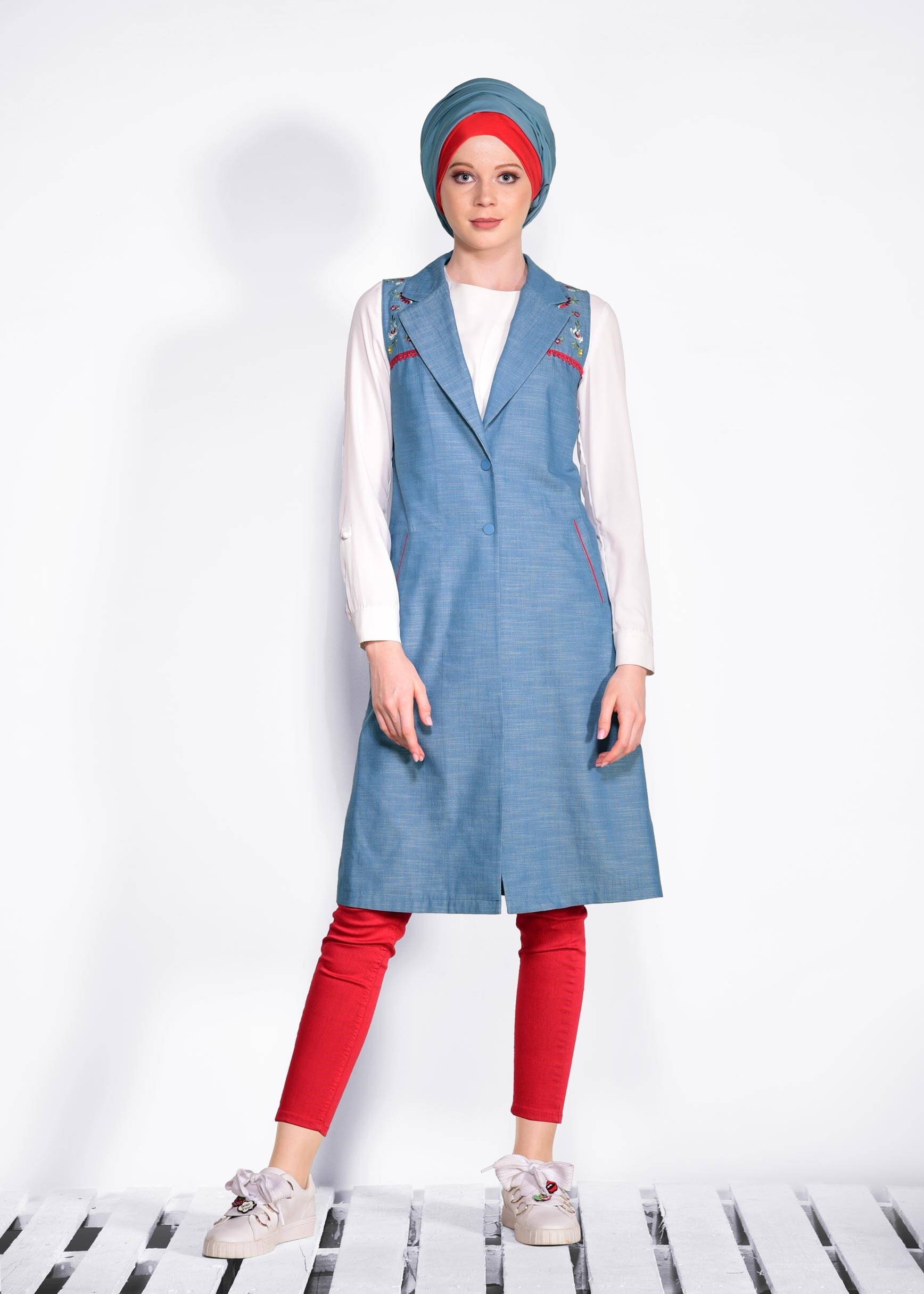 Tesettür giyim MAVİ NAKIŞ DETAYLI YELEK 4196