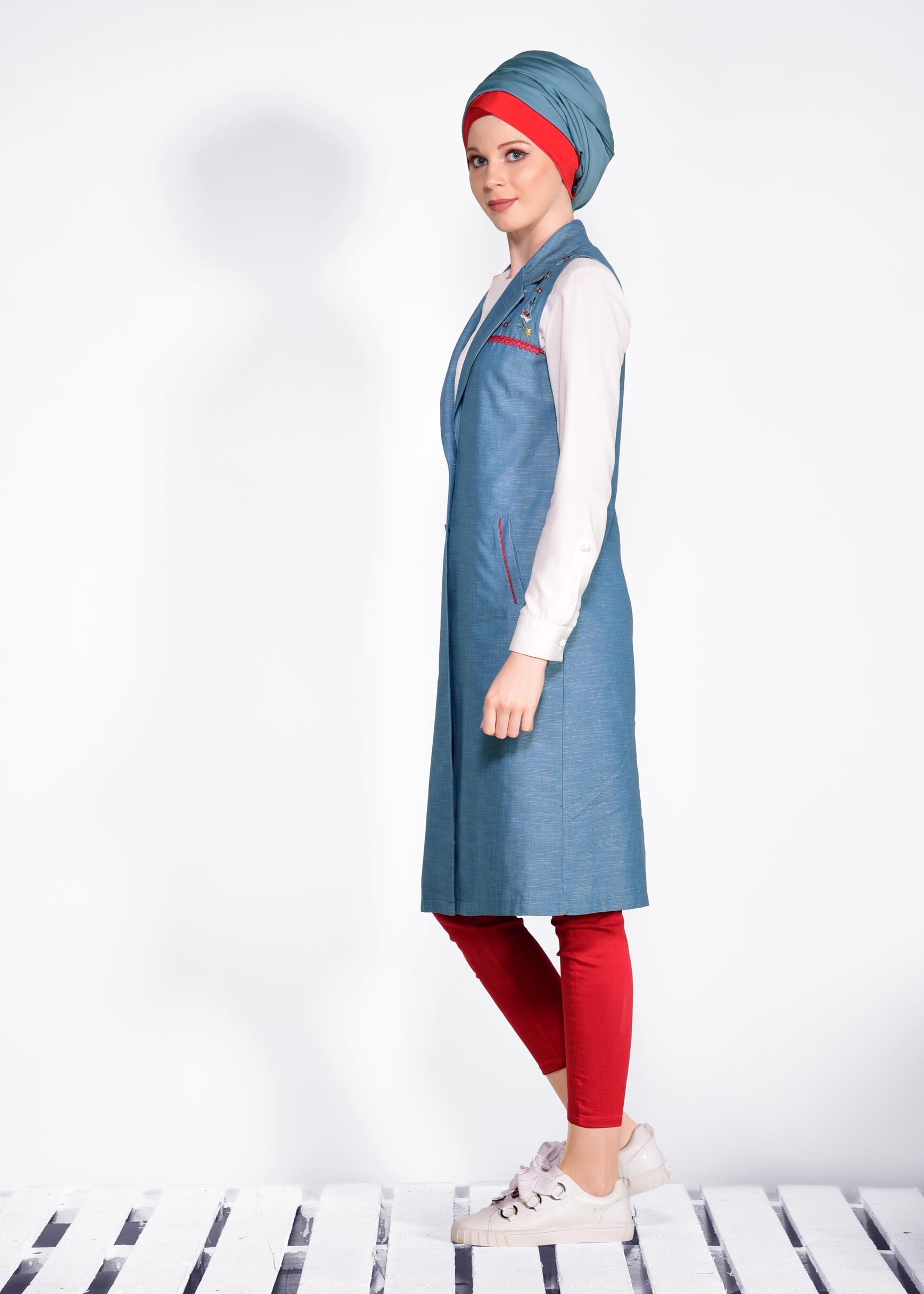 Tesettür giyim MAVİ NAKIŞ DETAYLI YELEK 4196