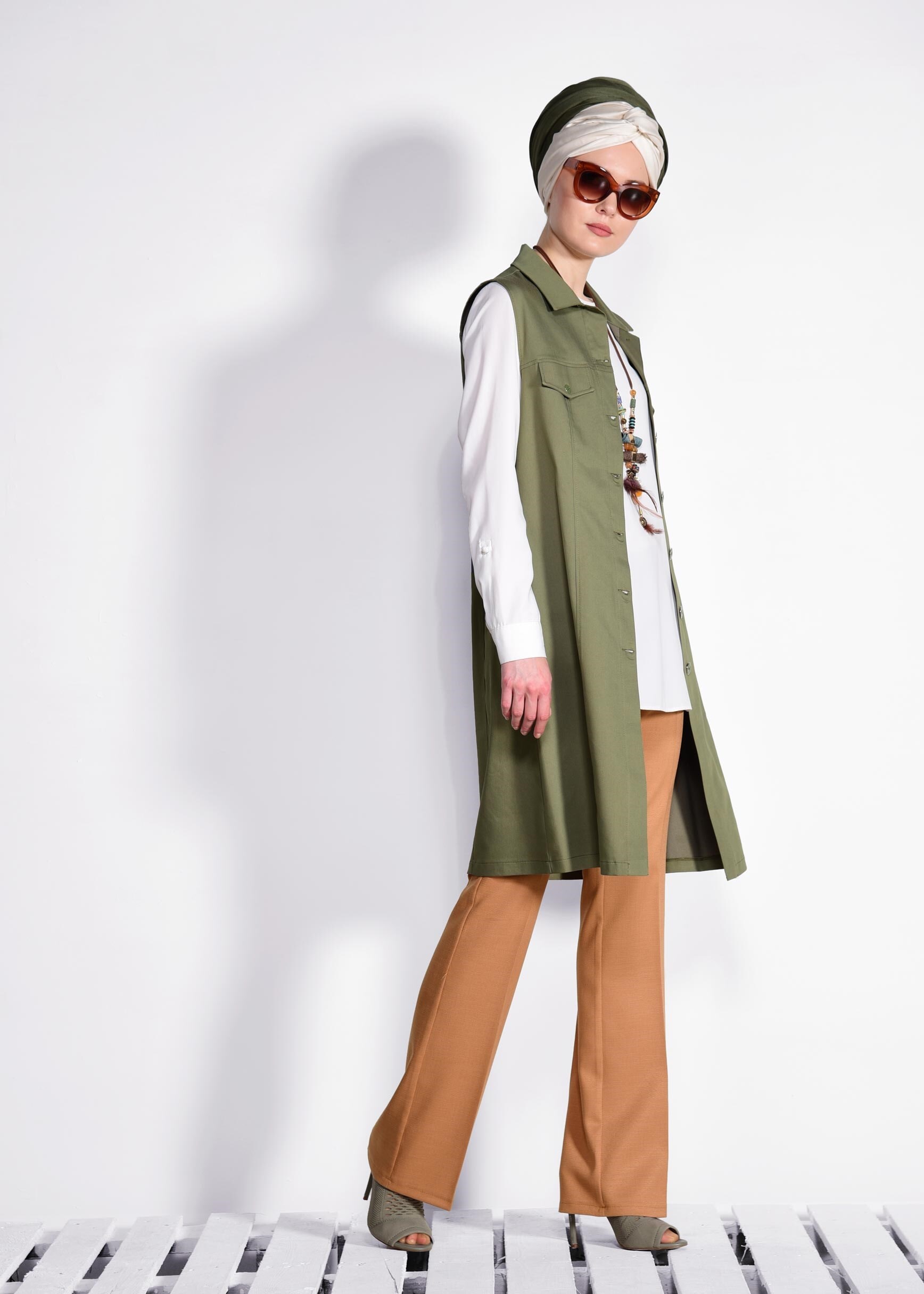 Tesettür giyim HAKİ ÖNDEN DÜĞMELİ CEP DETAYLI DENİM YELEK 4248