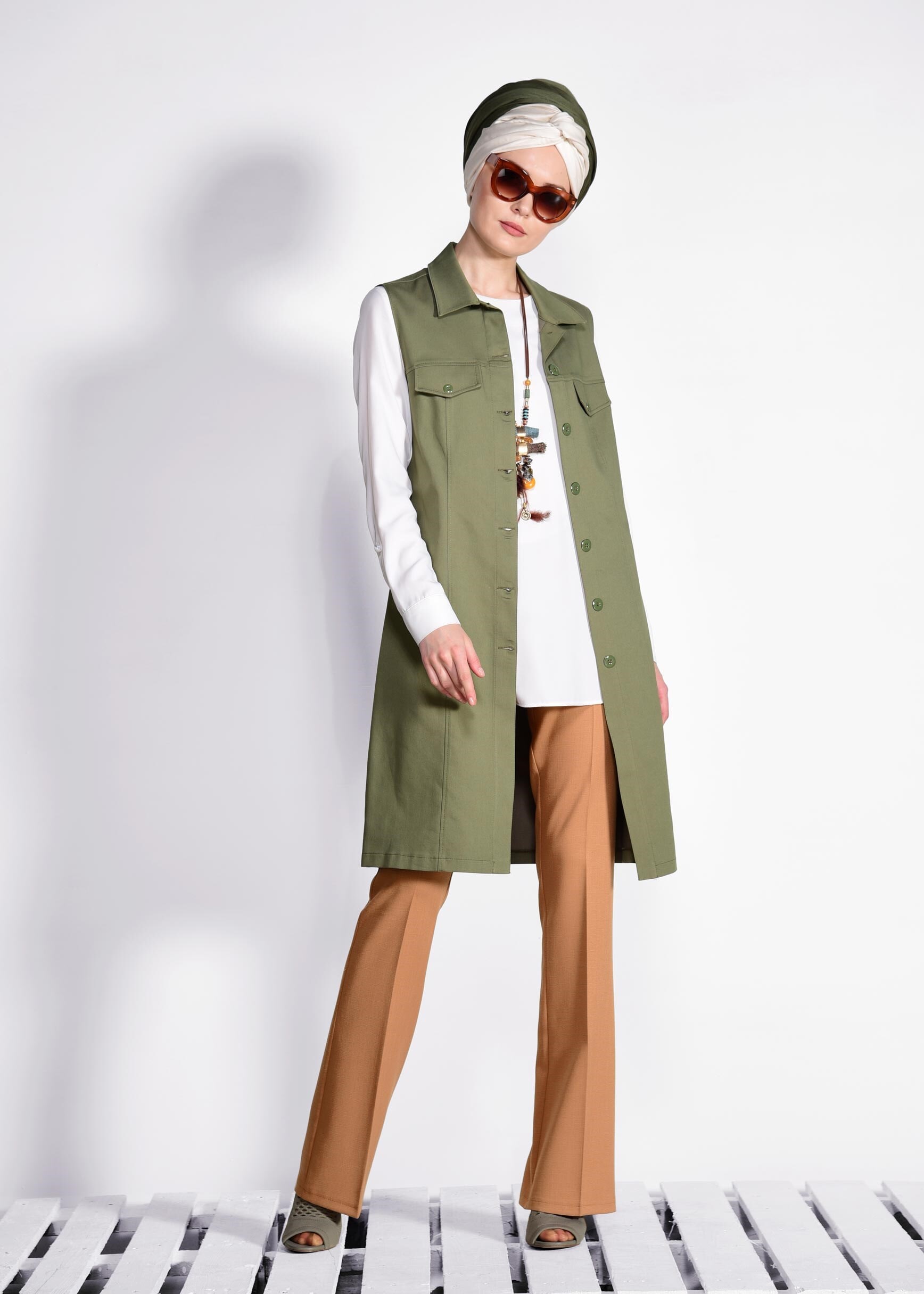 Tesettür giyim HAKİ ÖNDEN DÜĞMELİ CEP DETAYLI DENİM YELEK 4248