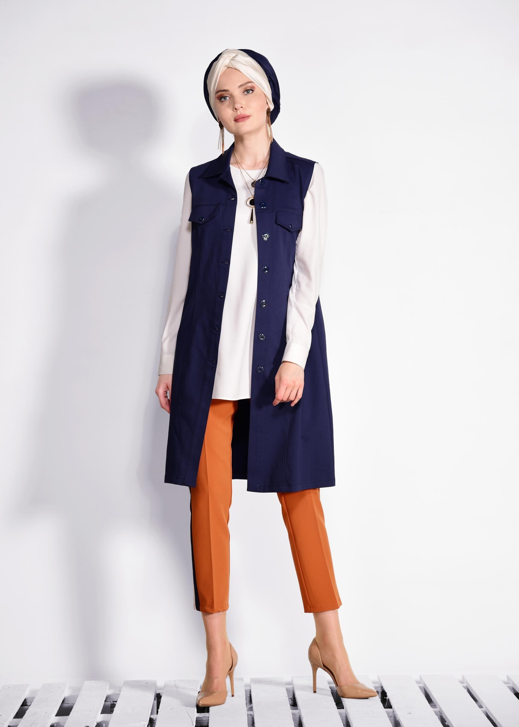 Tesettür giyim LACİVERT ÖNDEN DÜĞMELİ CEP DETAYLI DENİM YELEK 4248