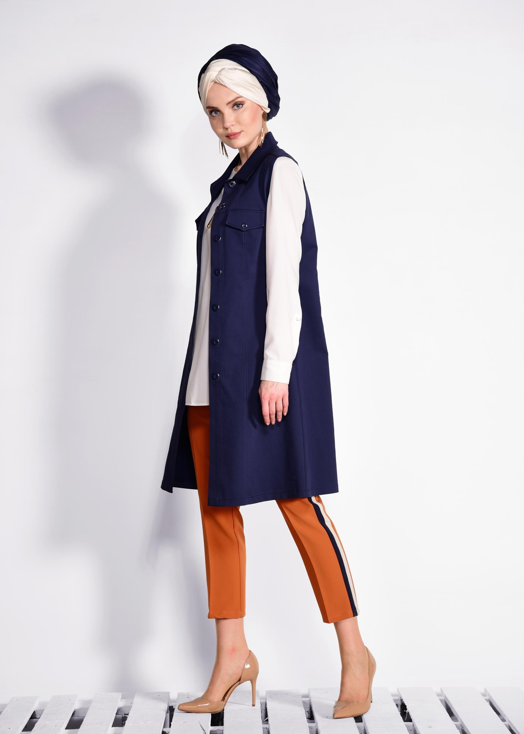 Tesettür giyim LACİVERT ÖNDEN DÜĞMELİ CEP DETAYLI DENİM YELEK 4248