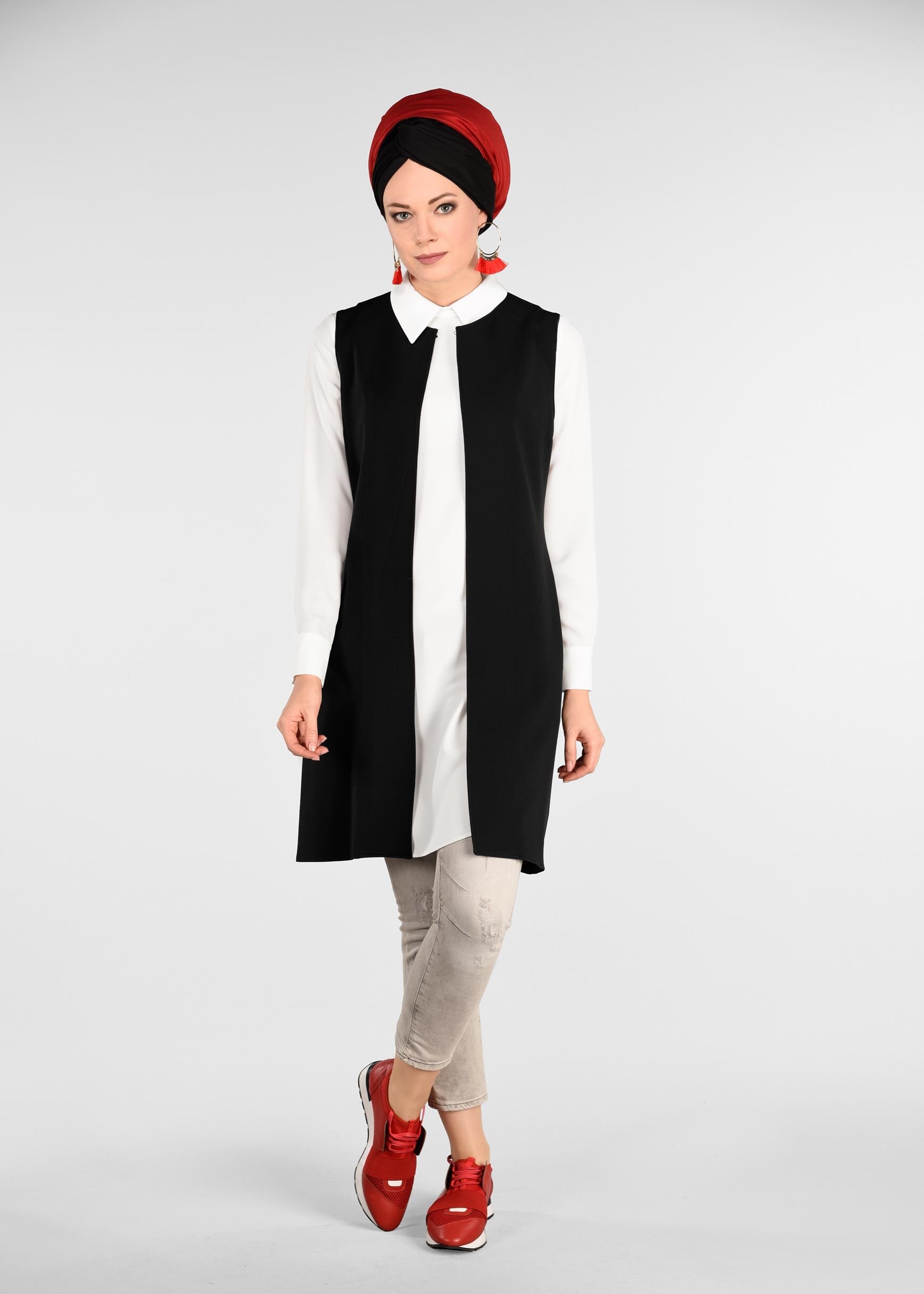 Tesettür giyim SİYAH SIRT KISMI PÜSKÜLLÜ NAKIŞLI YELEK 4901