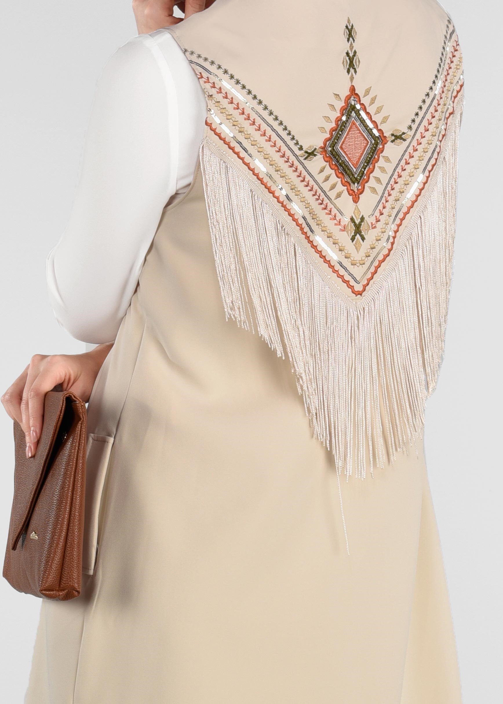 Tesettür giyim BEJ SIRT KISMI PÜSKÜLLÜ NAKIŞLI YELEK 4901