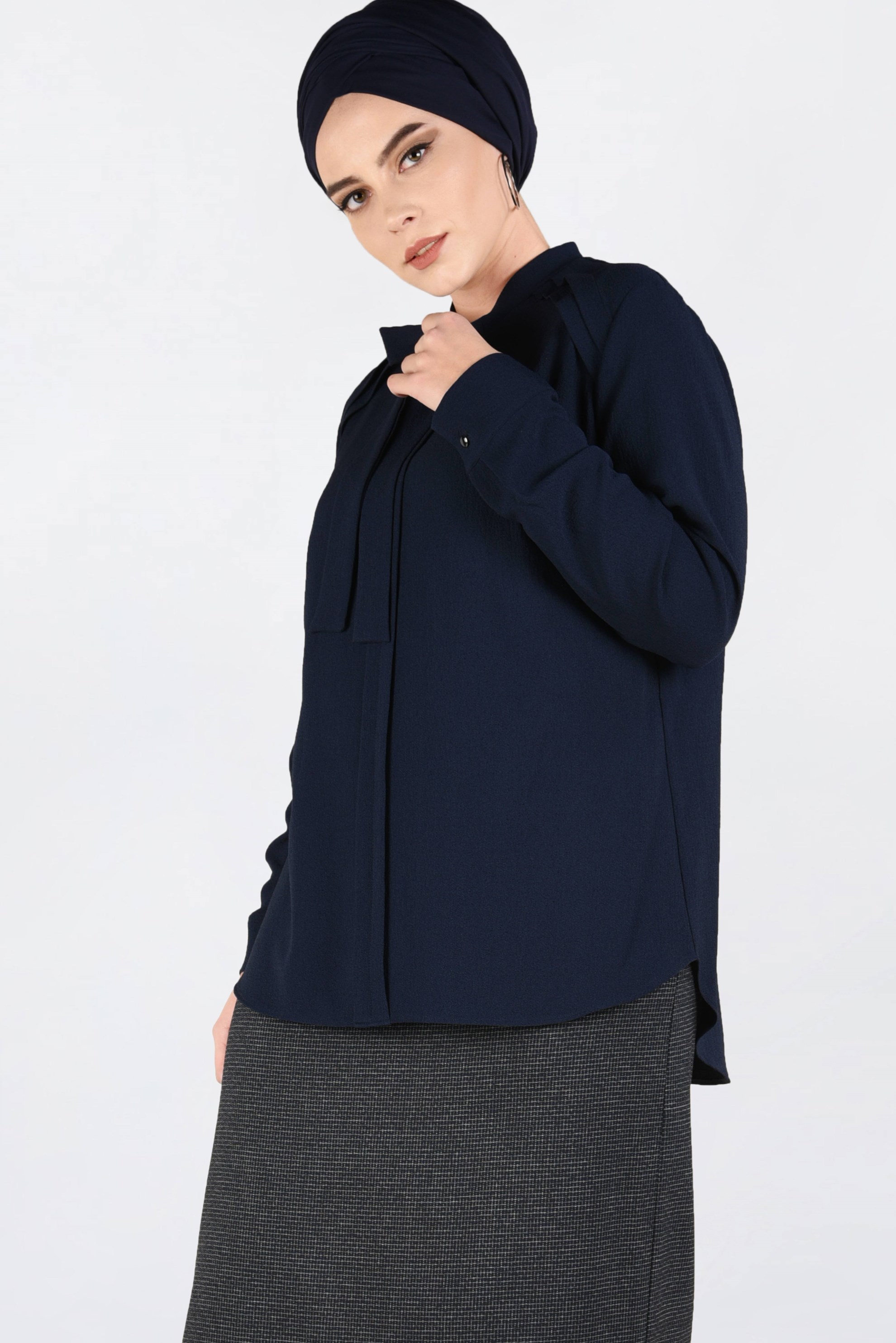 Tesettür giyim LACİVERT YAKASI BAĞCIKLI BLUZ 2847