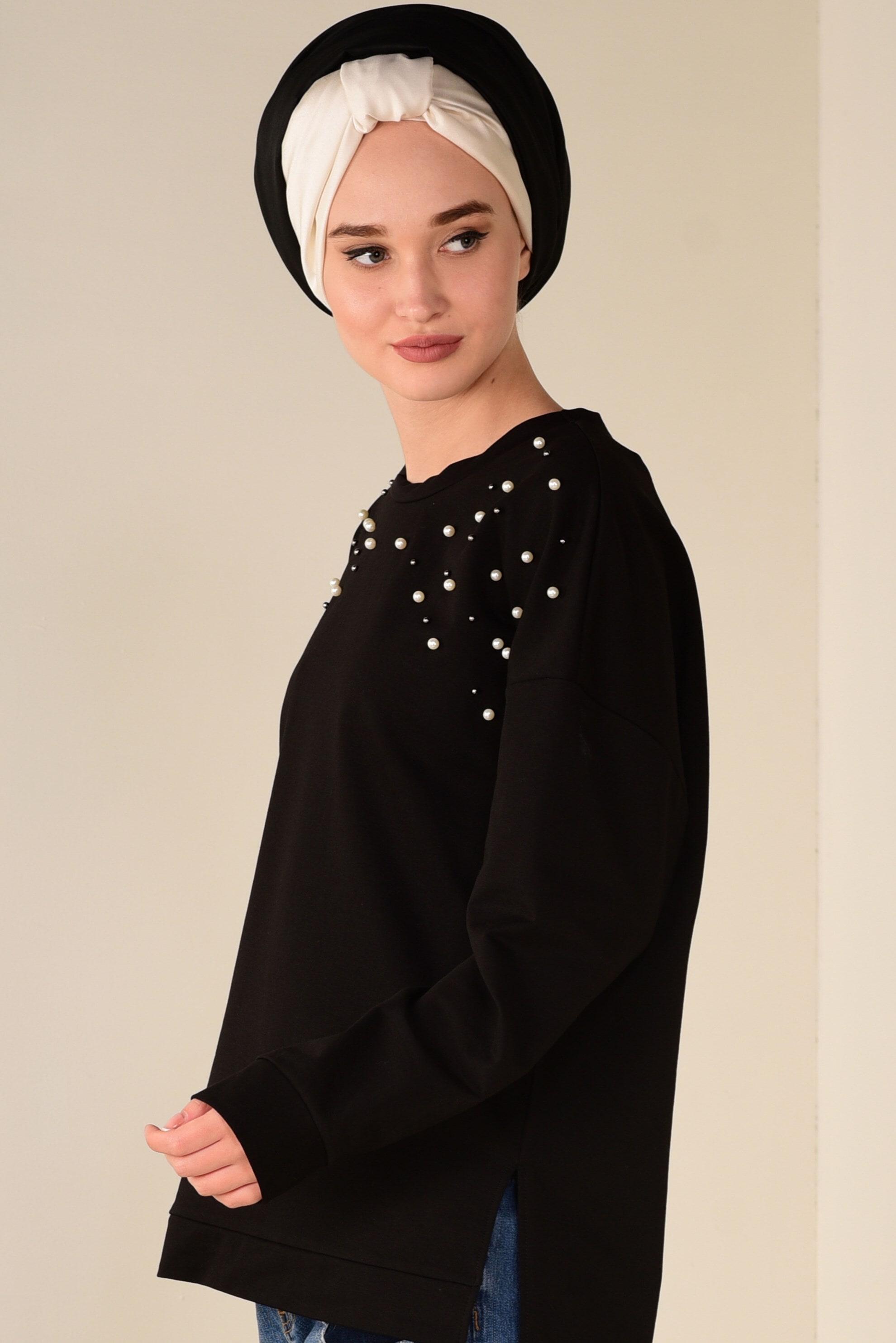 Tesettür giyim SİYAH İNCİ DETAYLI YIRTMAÇLI BLUZ 4232 