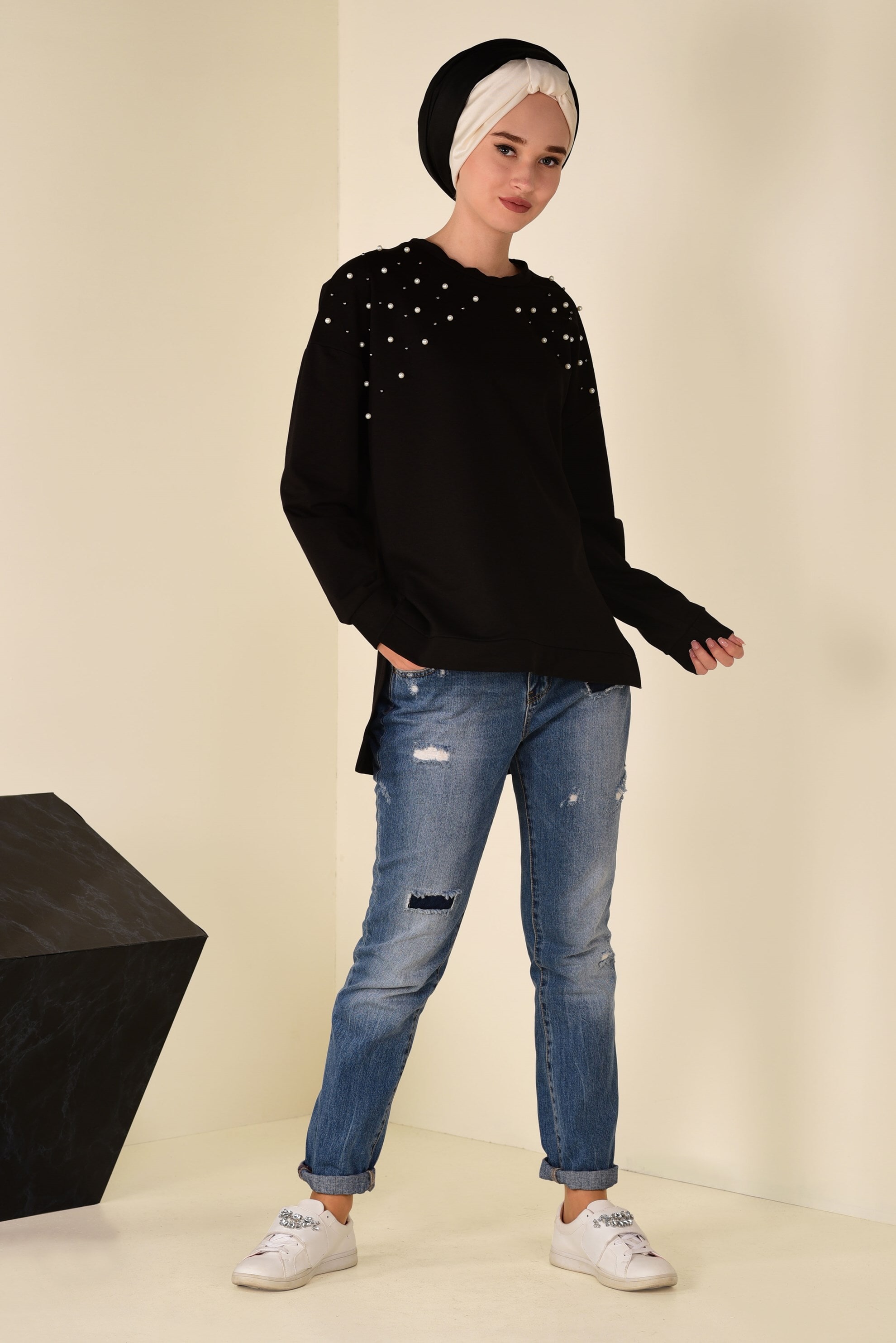 Tesettür giyim SİYAH İNCİ DETAYLI YIRTMAÇLI BLUZ 4232 