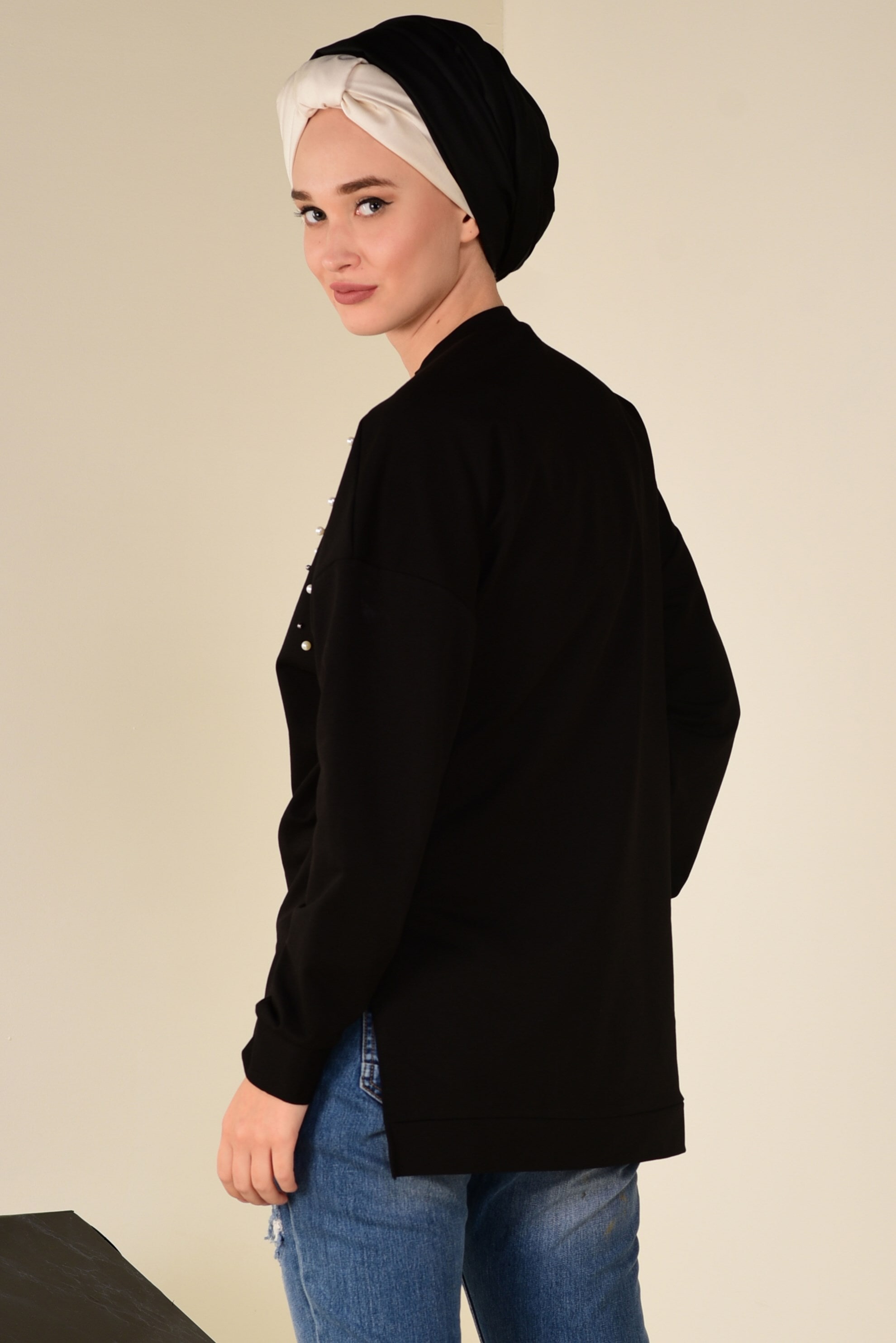 Tesettür giyim SİYAH İNCİ DETAYLI YIRTMAÇLI BLUZ 4232 