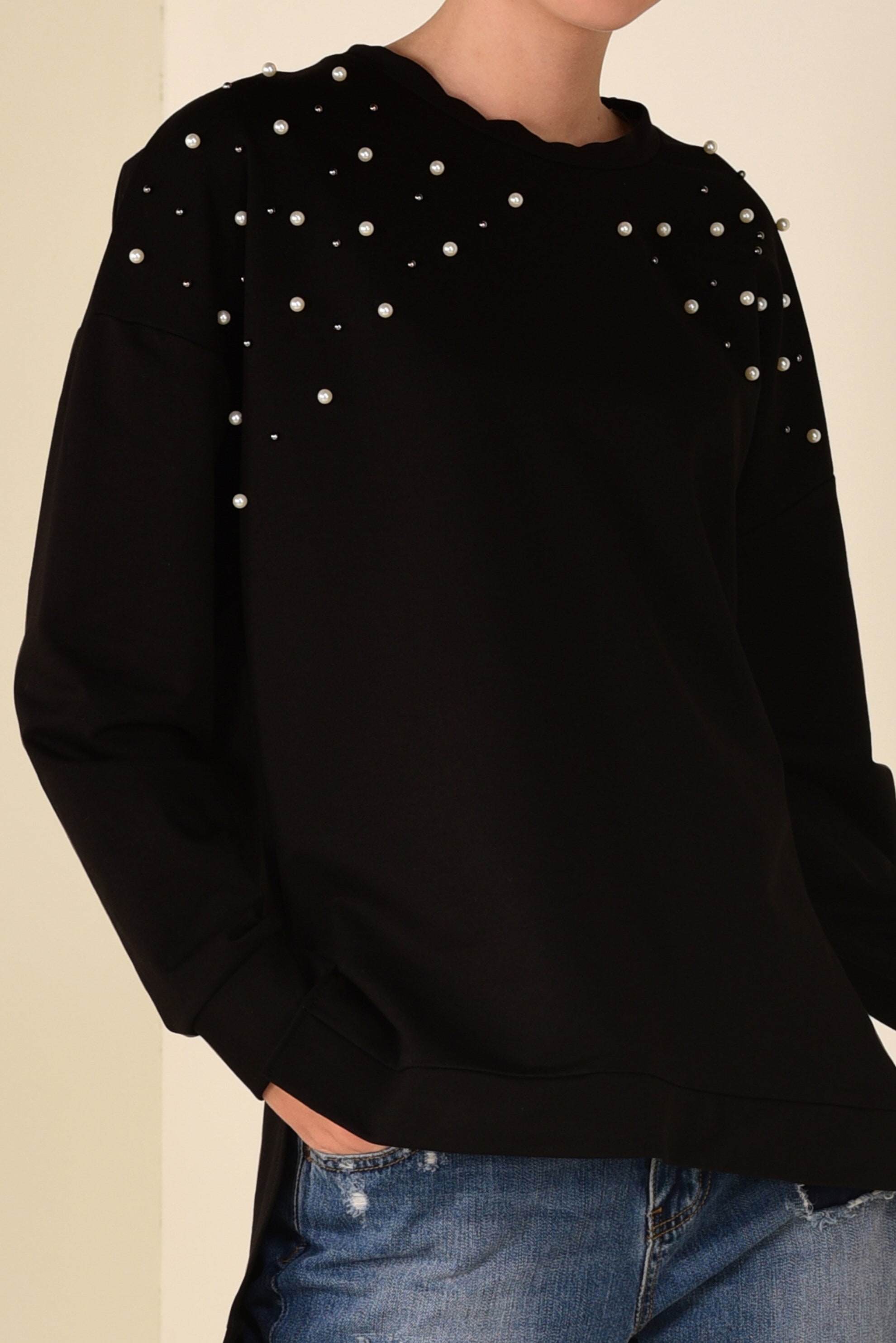 Tesettür giyim SİYAH İNCİ DETAYLI YIRTMAÇLI BLUZ 4232 