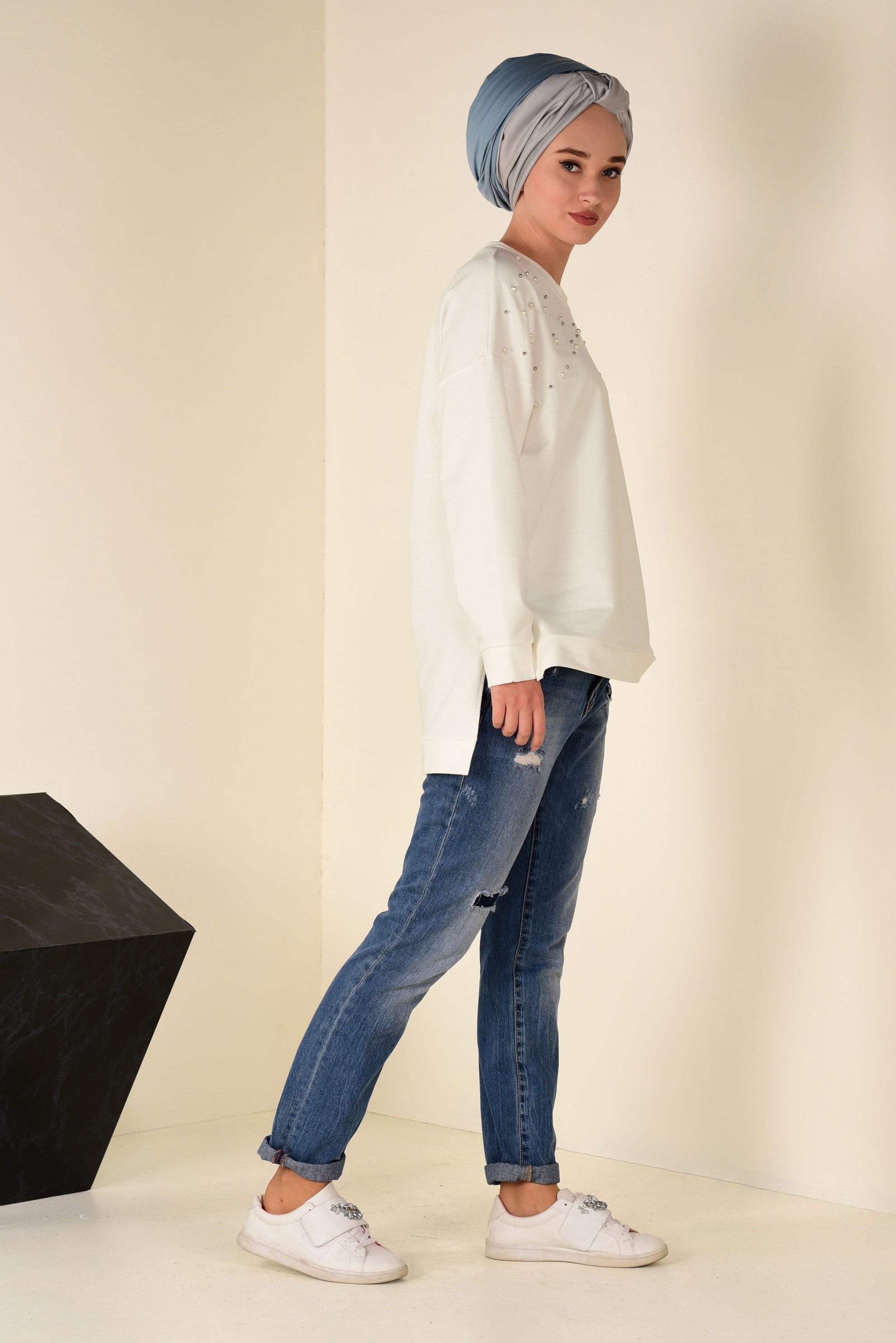 Tesettür giyim BEYAZ İNCİ DETAYLI YIRTMAÇLI BLUZ 4232 