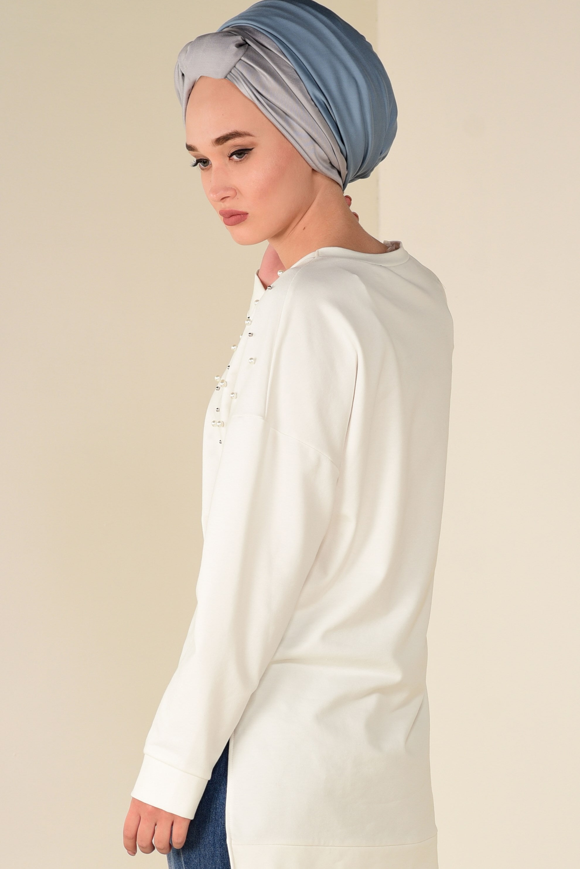 Tesettür giyim BEYAZ İNCİ DETAYLI YIRTMAÇLI BLUZ 4232 