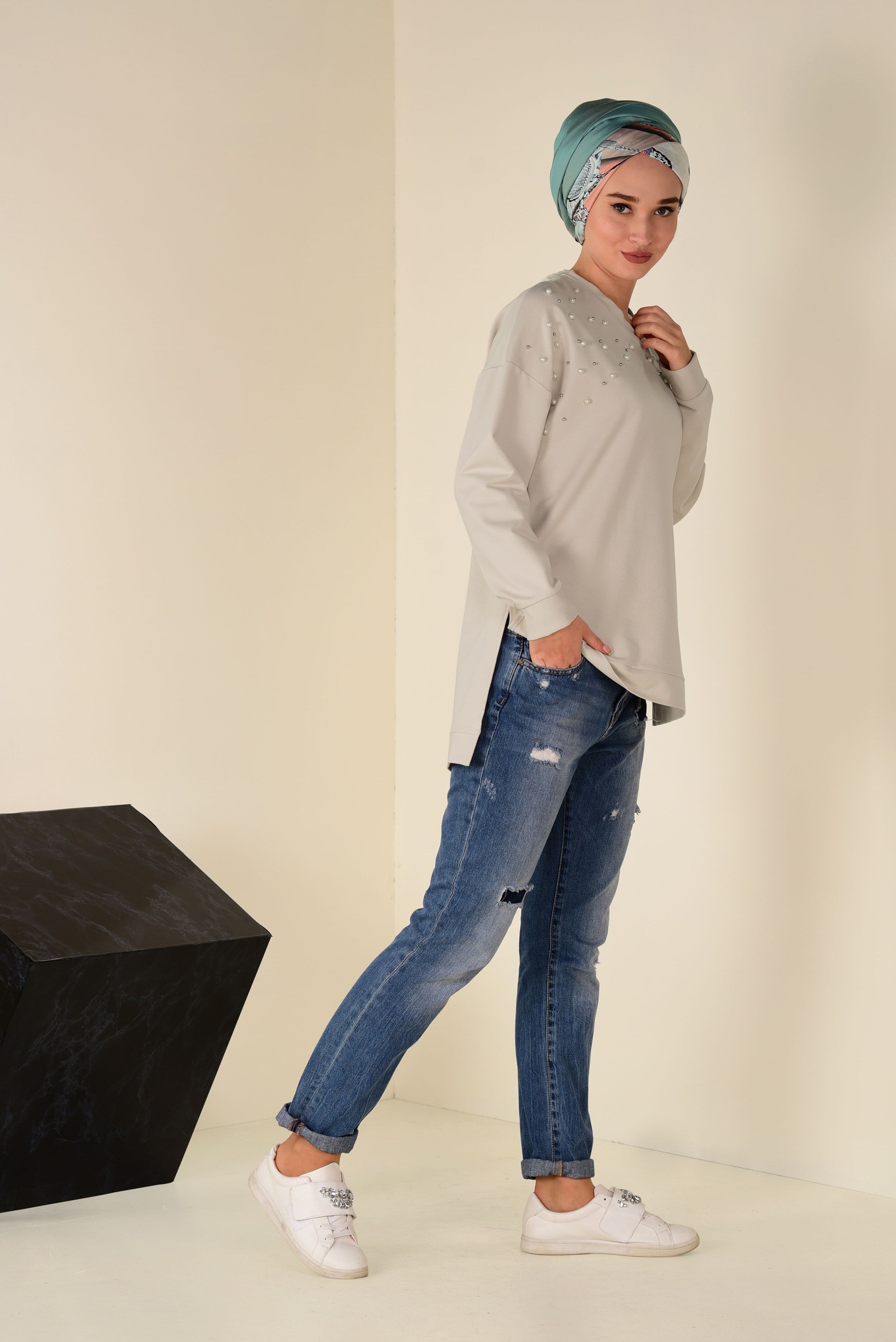 Tesettür giyim BEJ İNCİ DETAYLI YIRTMAÇLI BLUZ 4232
