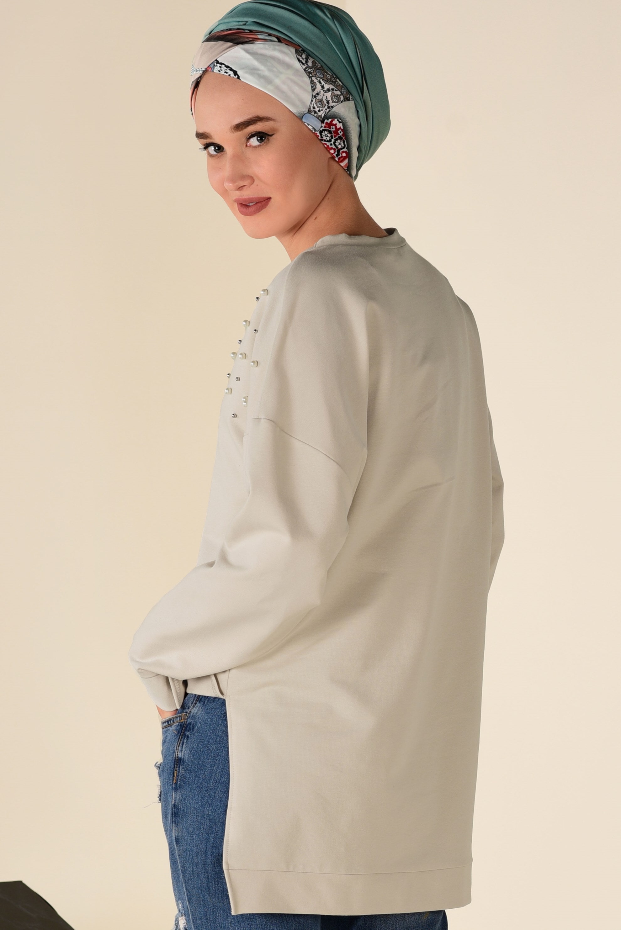 Tesettür giyim BEJ İNCİ DETAYLI YIRTMAÇLI BLUZ 4232