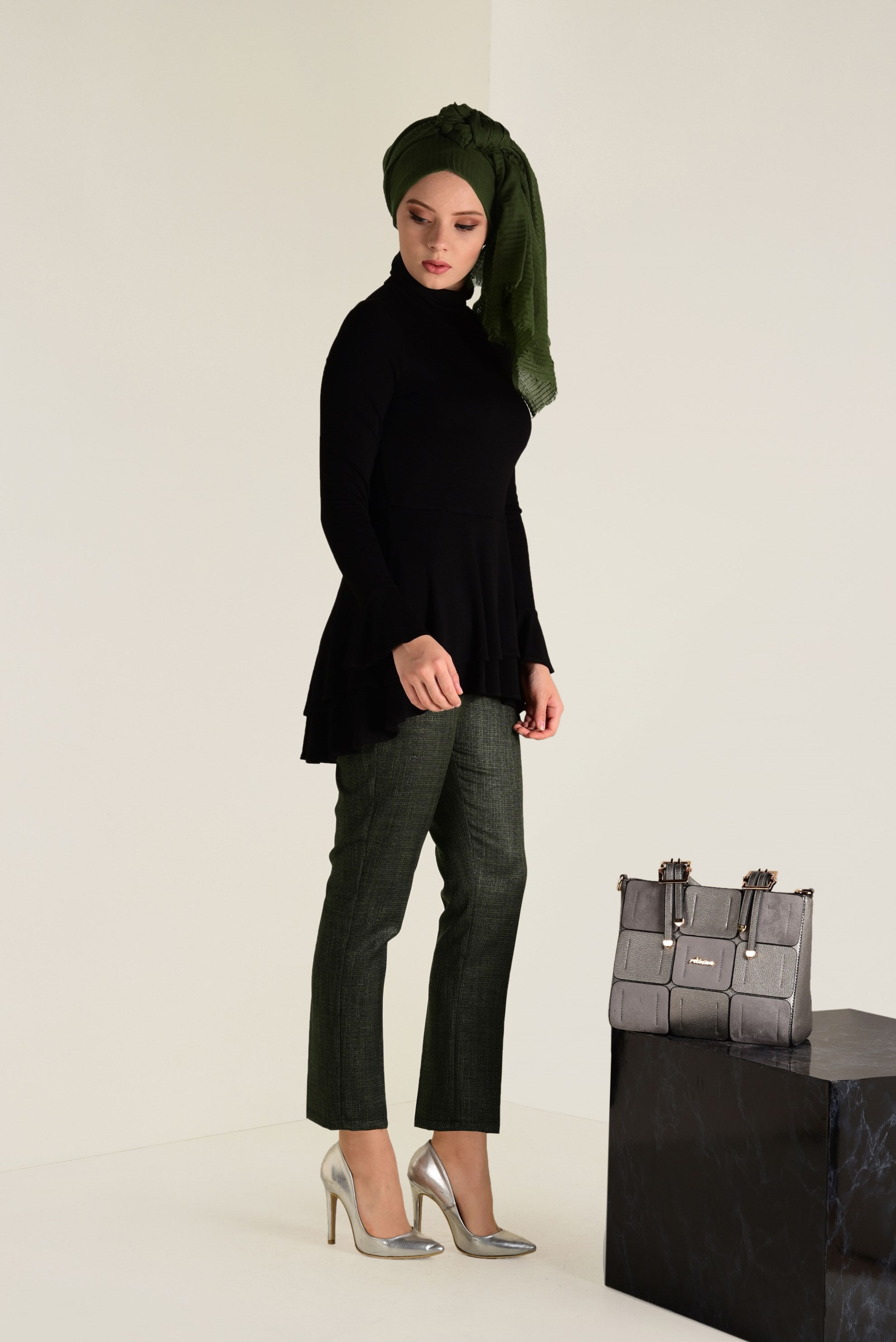 Tesettür giyim SİYAH ETEK UCU FIRFIRLI BLUZ 4614